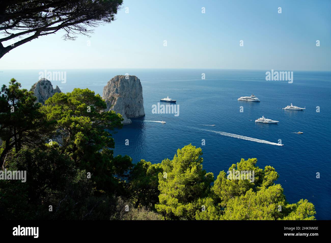 Blick mit Booten auf dem Meer, Capri Island, Kampanien, Italien, Europa Stockfoto