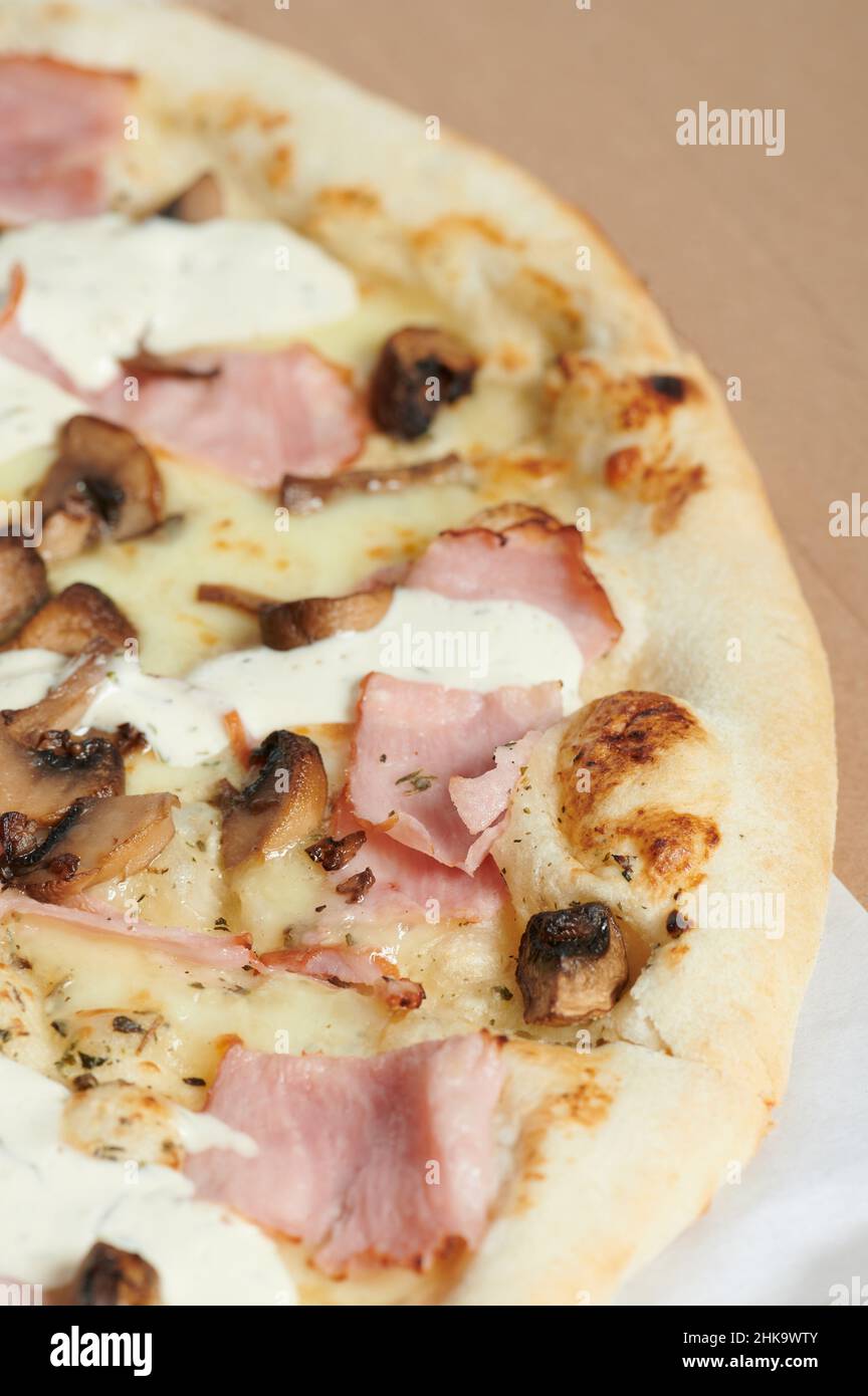 Pizza mit Pilzen Stück Makro Nahaufnahme Stockfoto