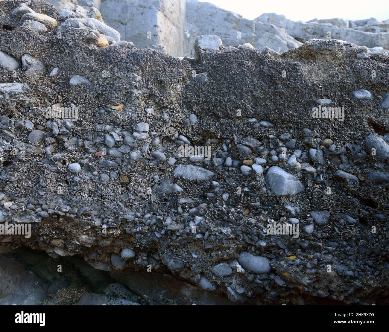 Detail der Strandkomposition von Patella mit Muscheln, Sand und abgerundeten Kieselsteinen Stockfoto