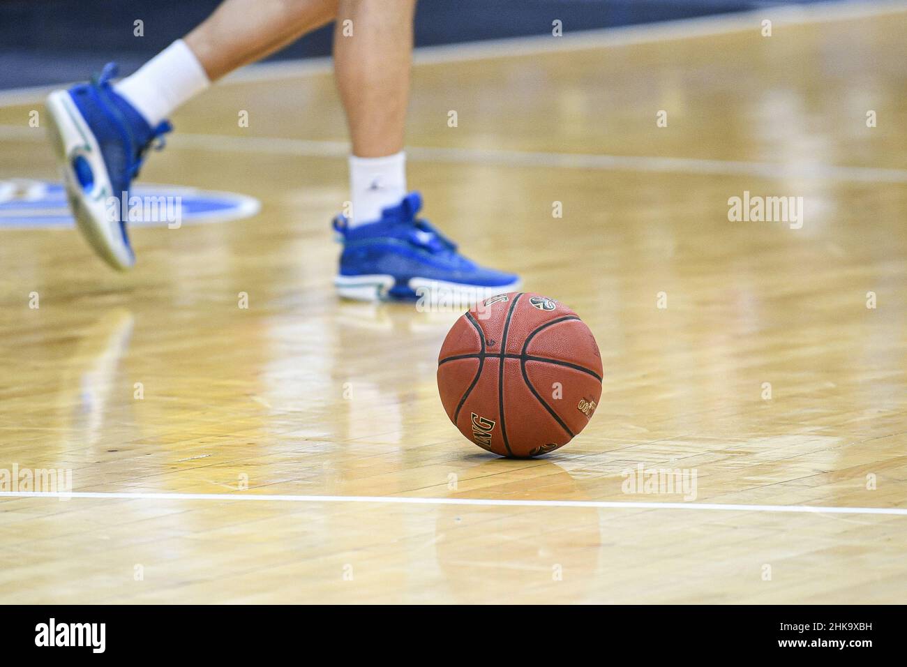 Balldarstellung während des EUROCUP-Basketballspiels 7days zwischen den Metropoliten 92 (Boulogne-Levallois) und Lokomotiv-Kuban (Krasnodar) am 2. Februar 2022 im Palais des Sports Marcel Cerdan in Levallois-Perret, Frankreich - Foto: Victor Joly/DPPI/LiveMedia Stockfoto