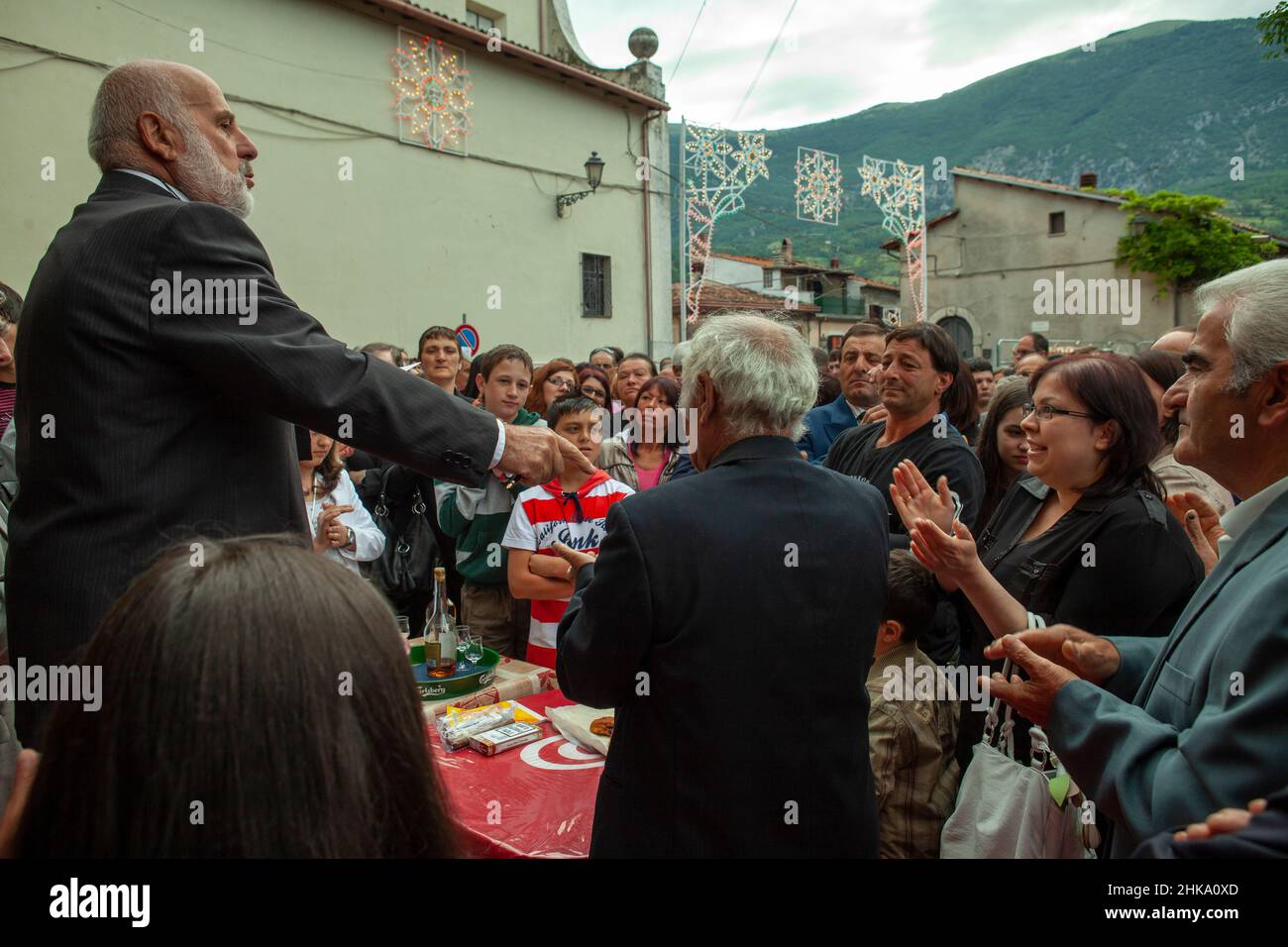 Momente und Rituale der Feierlichkeiten zu Ehren von San Giovanni Battista in Civitella Roveto. Civitella Roveto, Provinz Aquila, Abruzzen, Italien Stockfoto