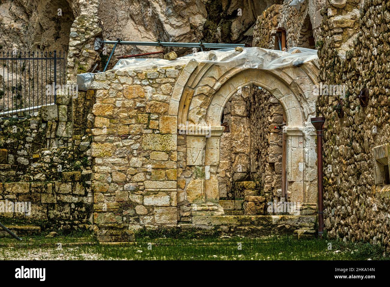 Überreste des Eingangsportals mit Bogen und weißem Stein im Kloster San Martino in Valle in Fara San Martino. Chieti Provinz, Abruzzen, Italien Stockfoto
