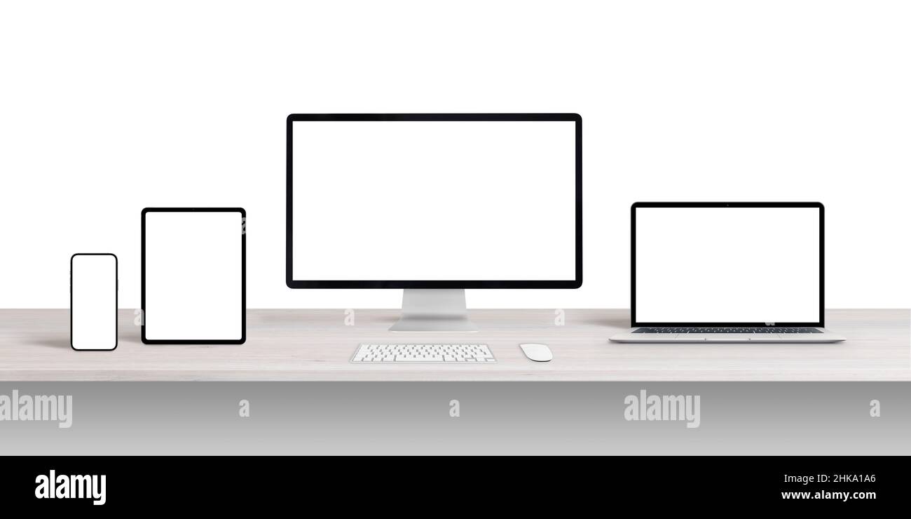 Computerdisplay, Laptop, Tablet und Telefon auf dem Schreibtisch mit isolierten, leeren Bildschirmen für reaktionsschnelle App- oder Webseiten-Design-Werbung Stockfoto