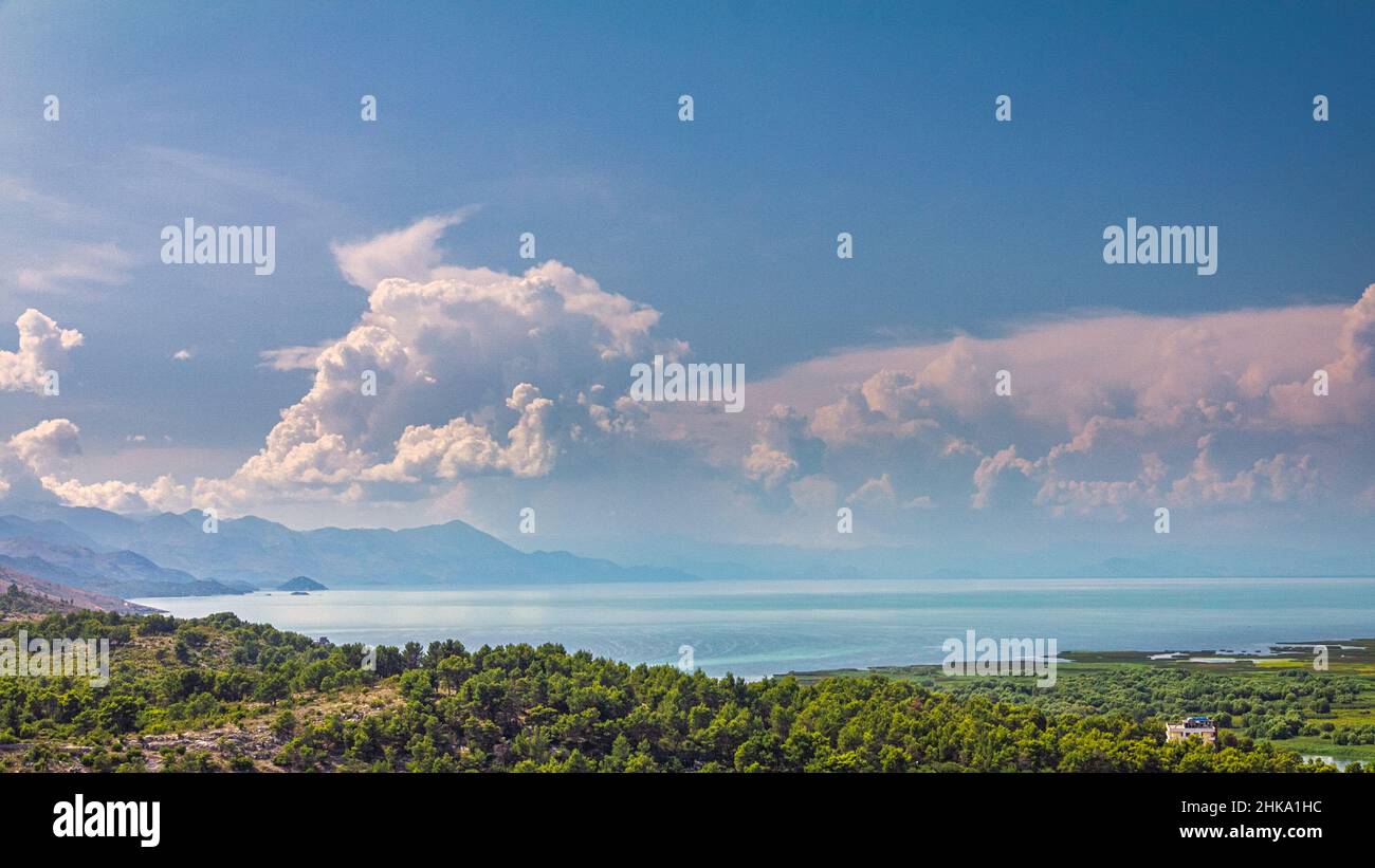 Der Skadar-See, der größte See Südeuropas, liegt zwischen Albanien und Montenegro. Blick von der Festung Rozafa in Shkoder, Albanien, EUR Stockfoto