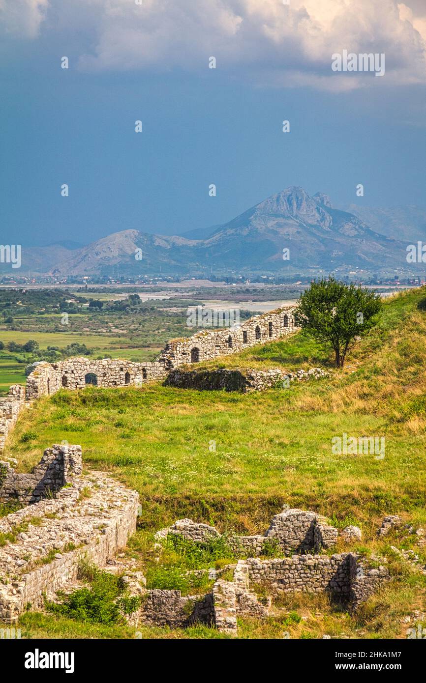 Die Mauern der Festung Rozafa mit Bergkette im Hintergrund, Shkoder Stadt, Albanien, Europa. Stockfoto