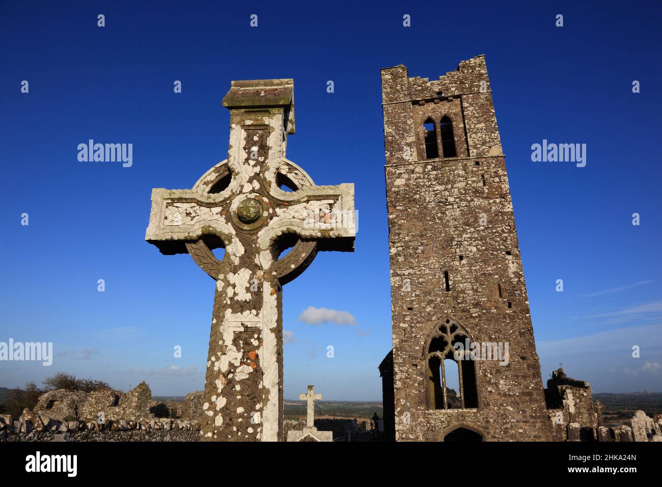 Friedhof und Ruinen der Klosterkirche auf dem Hügel von Slane, Provinz Leinster, Irland / die Ruinen der Pfarrkirche und des Friedhofs auf dem Hügel Stockfoto