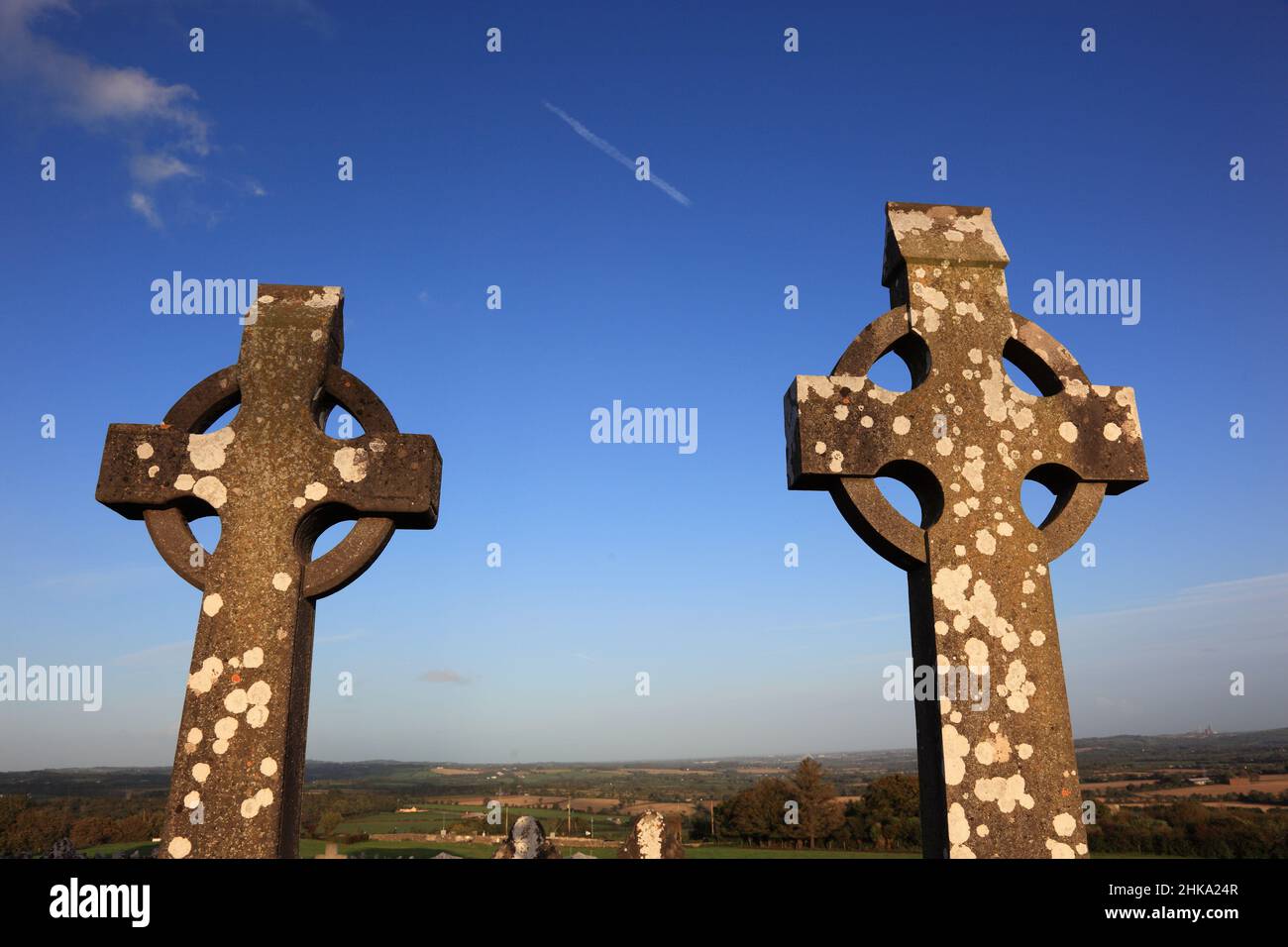 Friedhof und Ruinen der Klosterkirche auf dem Hügel von Slane, Provinz Leinster, Irland / die Ruinen der Pfarrkirche und des Friedhofs auf dem Hügel Stockfoto