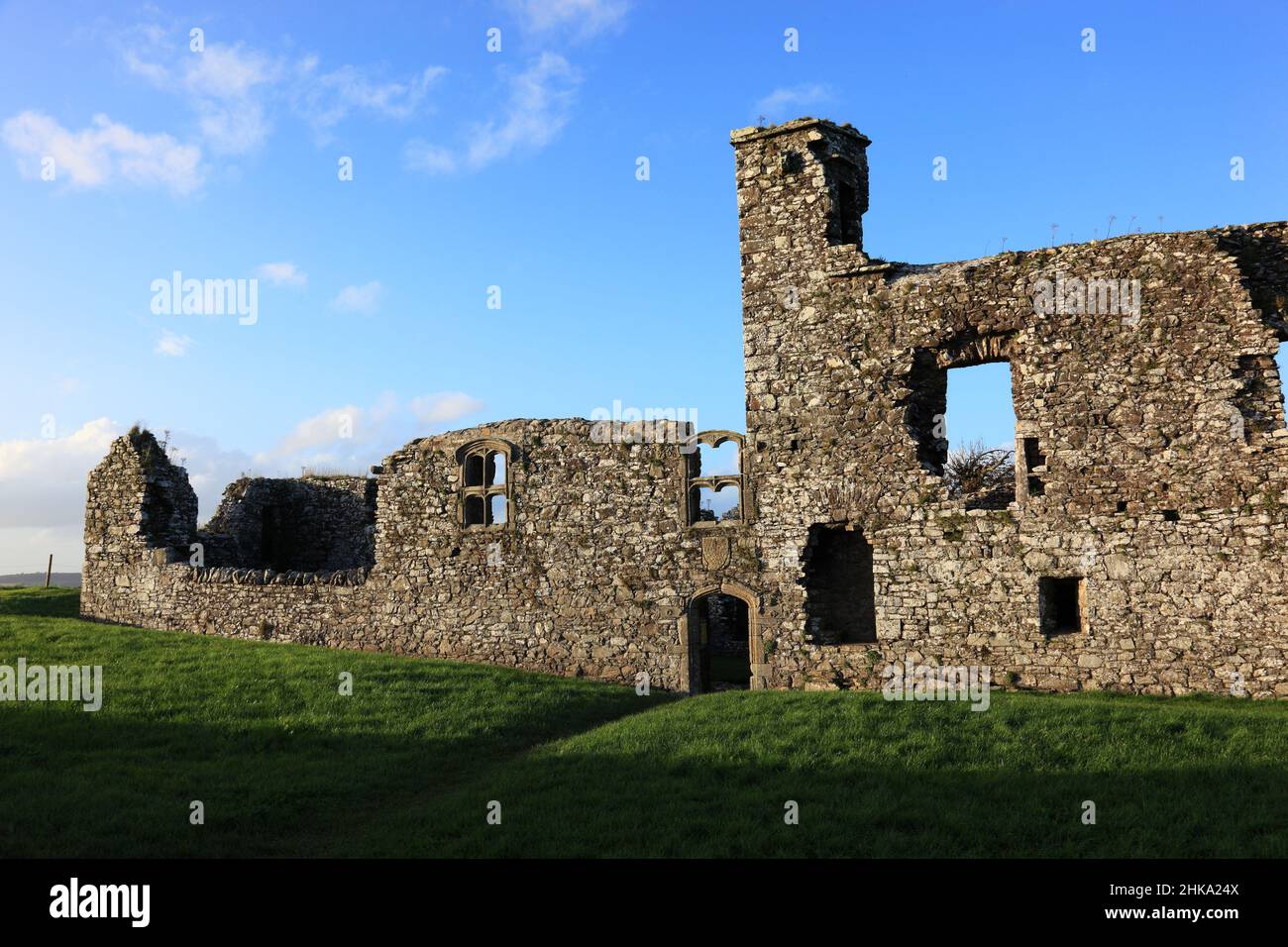 Friedhof und Ruinen der Klosterkirche auf dem Hügel von Slane, Provinz Leinster, Irland / die Ruinen der Pfarrkirche und des Friedhofs auf dem Hügel Stockfoto