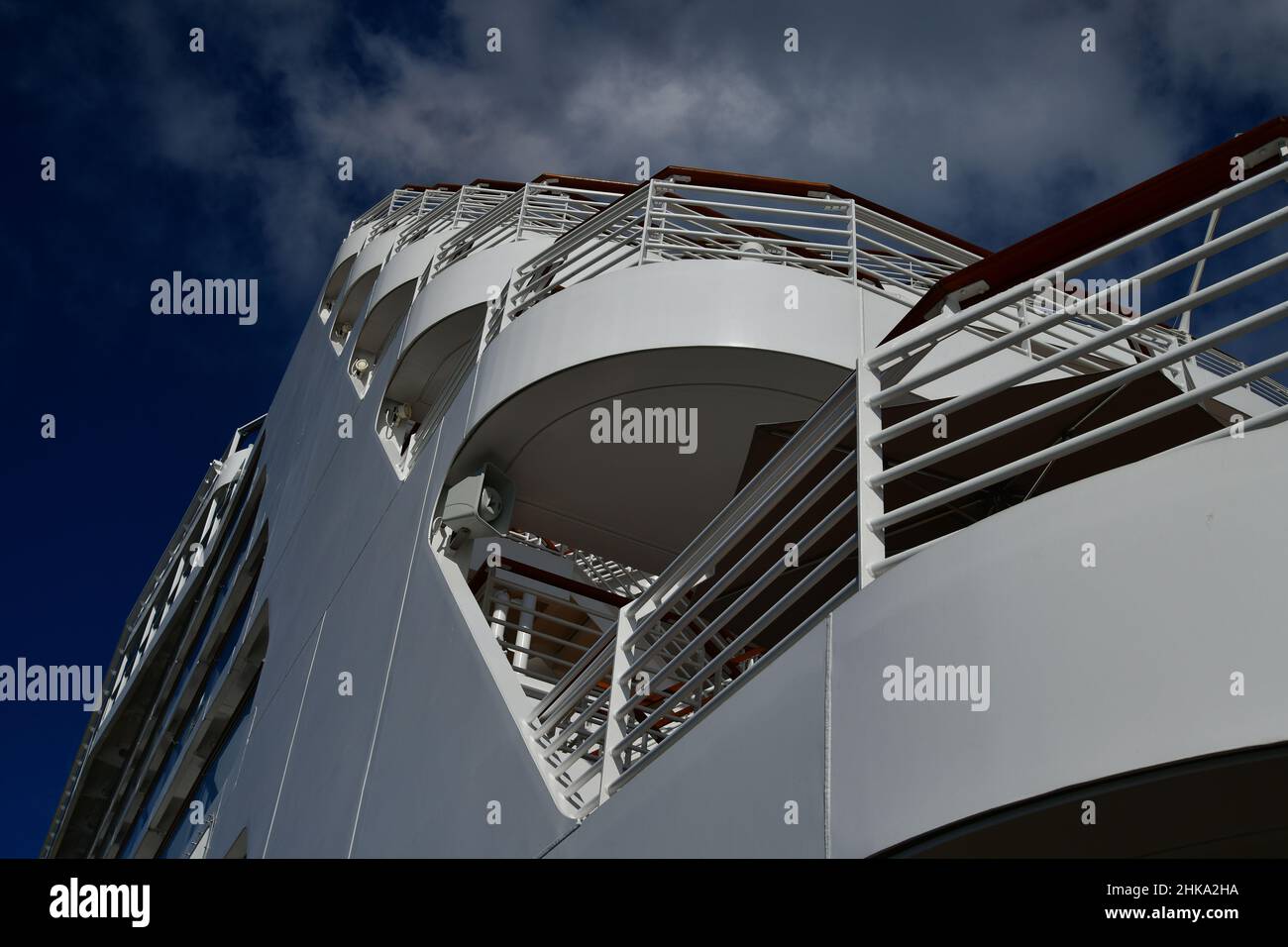 Ein Blick vom Promenadendeck auf die hinteren Veranden, fährt Saga auf ihrer ersten Reise außerhalb Großbritanniens mit dem neuesten Schiff, dem Spirit of Adventure Stockfoto