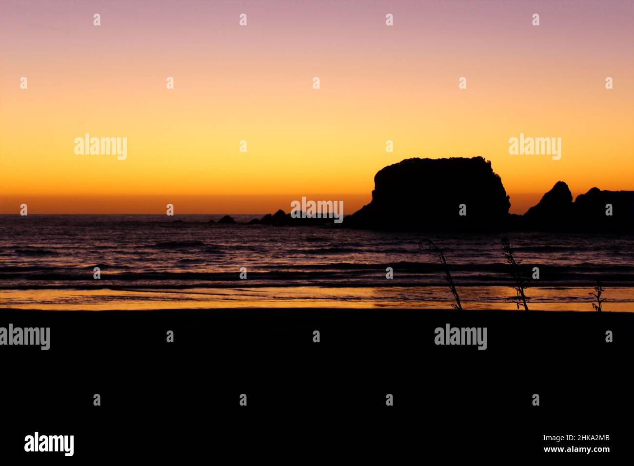 Der Sonnenuntergang hinter den Felsen am Cape Foulwind, Neuseeland. 2019 Stockfoto
