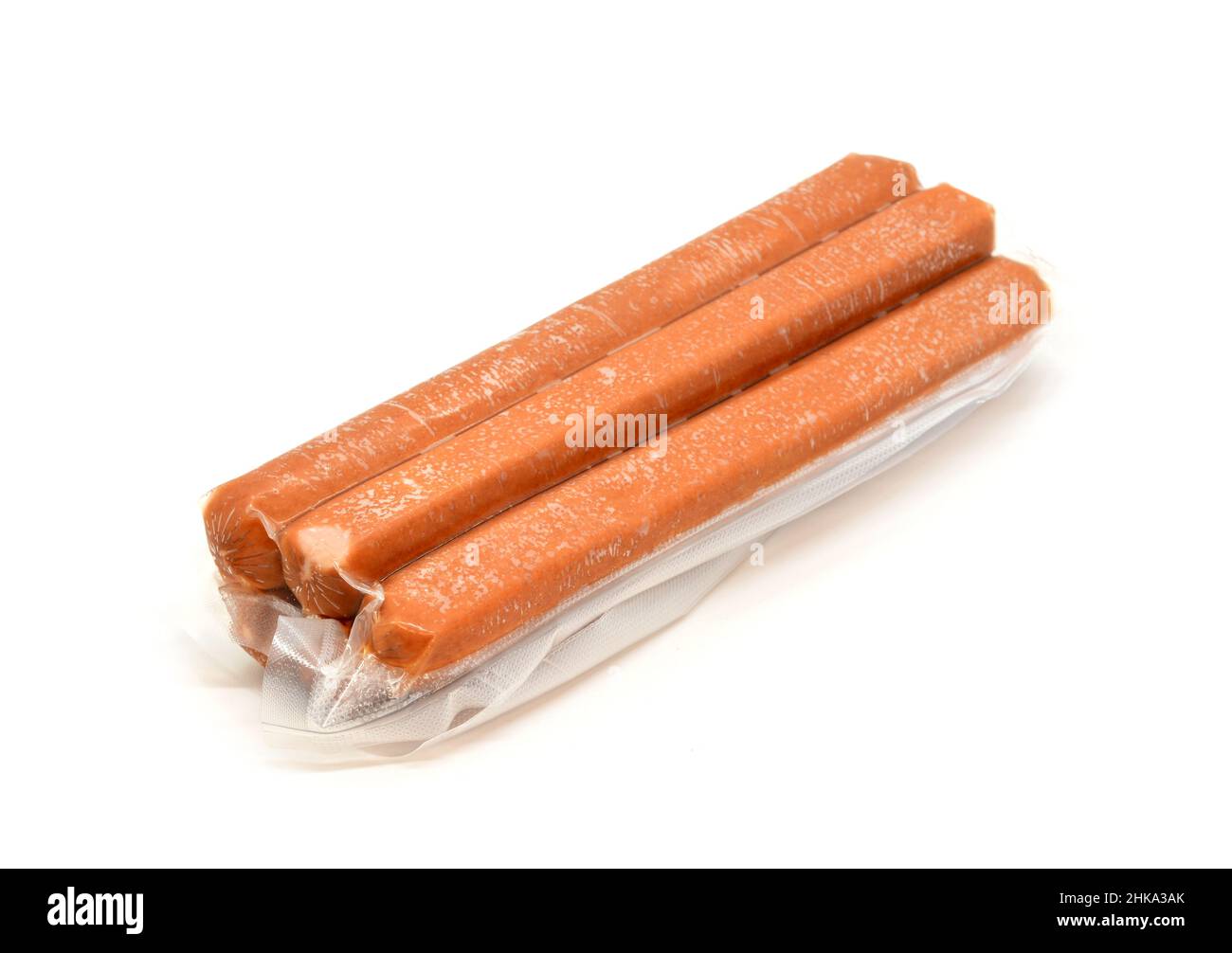 Eine Packung Würstchen (Hot Dogs) in einer Vakuumfolie auf weißem Hintergrund. Stockfoto