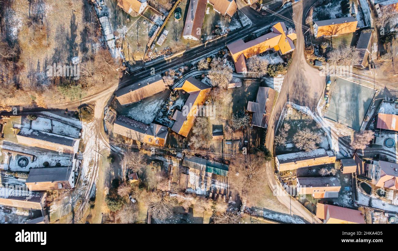 Luftaufnahme des kleinen Dorfes im Winter.Draufsicht auf traditionelle Wohnsiedlung in der Tschechischen.Blick geradeaus mit Satellitenbild-Stil.Häuser Stockfoto