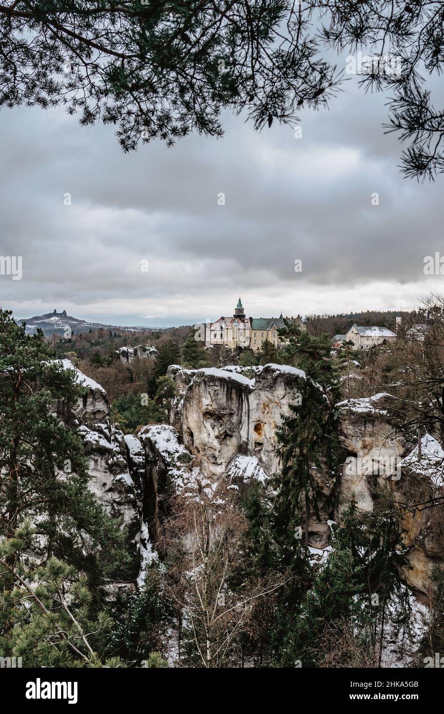 Renaissance Chateau Hruba Skala auf Sandsteinfelsen in Cesky raj, Böhmisches Paradies, schöne Aussicht auf lokale Felsformationen, Trosky Castle.Rock Stockfoto