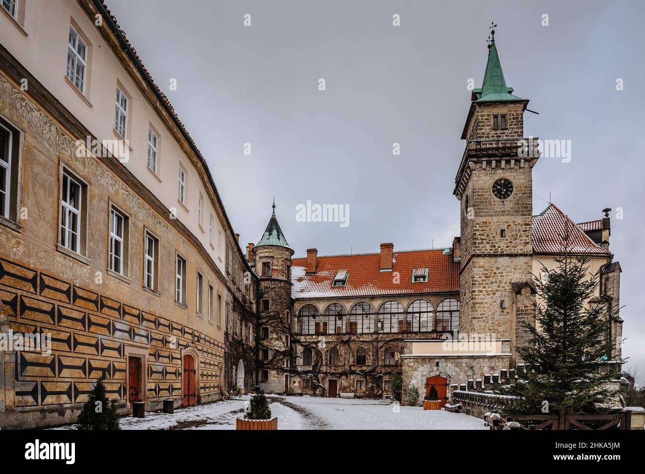 Hruba Skala,Tschechische Republik-Januar 23,2022.Innenhof des Renaissance-Schlosses Hruba Skala auf Sandsteinfelsen in Cesky raj, Böhmisches Paradies Stockfoto