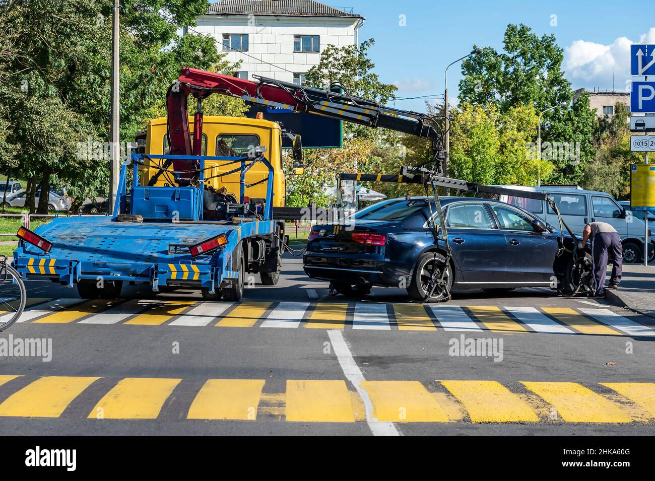 Evakuierung eines Autos für illegale Parkplätze Stockfoto
