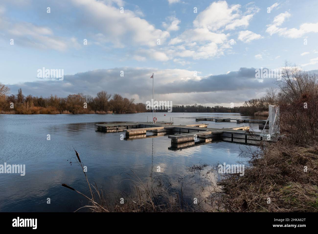 Ein Dock ohne Boote an einem sonnigen Tag Stockfoto