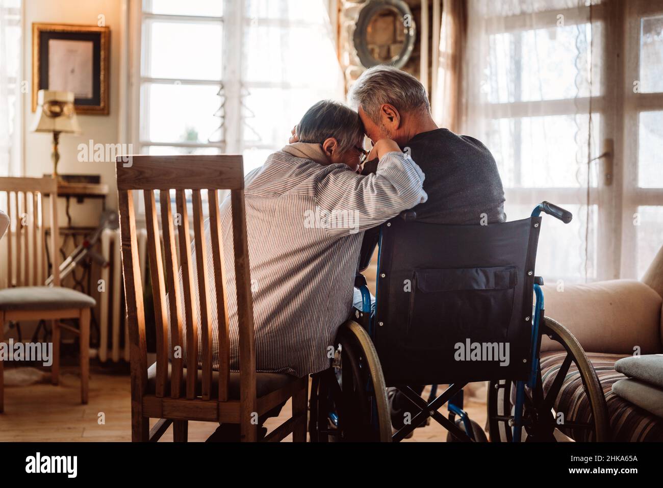 Zwei traurige, verliebte alte Menschen sitzen zu Hause zusammen. Seniorenpflege lieben Konzept Stockfoto