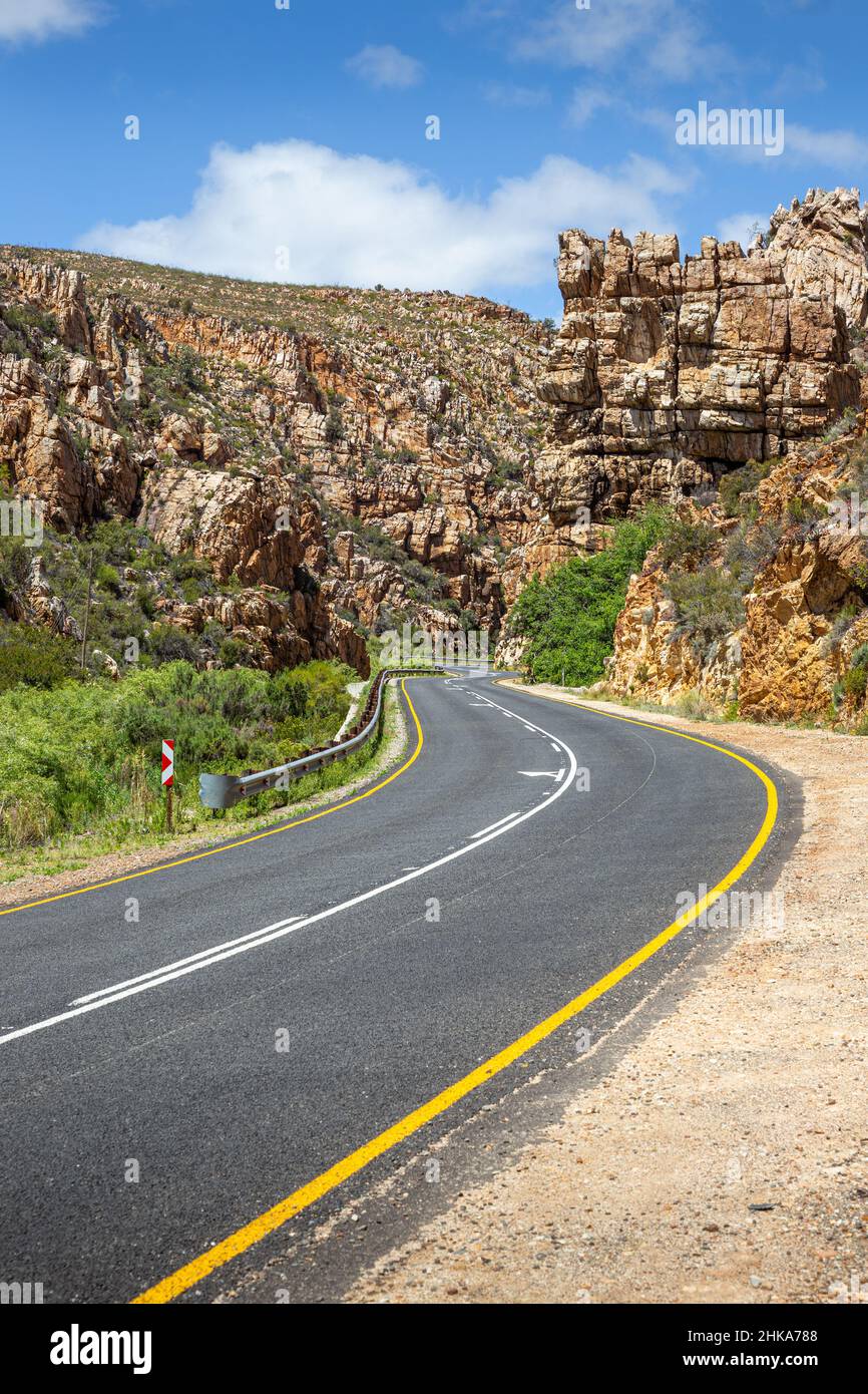 Die malerische Landstraße R339, bekannt als Prince Alfred Pass, windet sich durch einen engen Canyon in der Nähe von Uniondale im westlichen Kap, Südafrika. Stockfoto