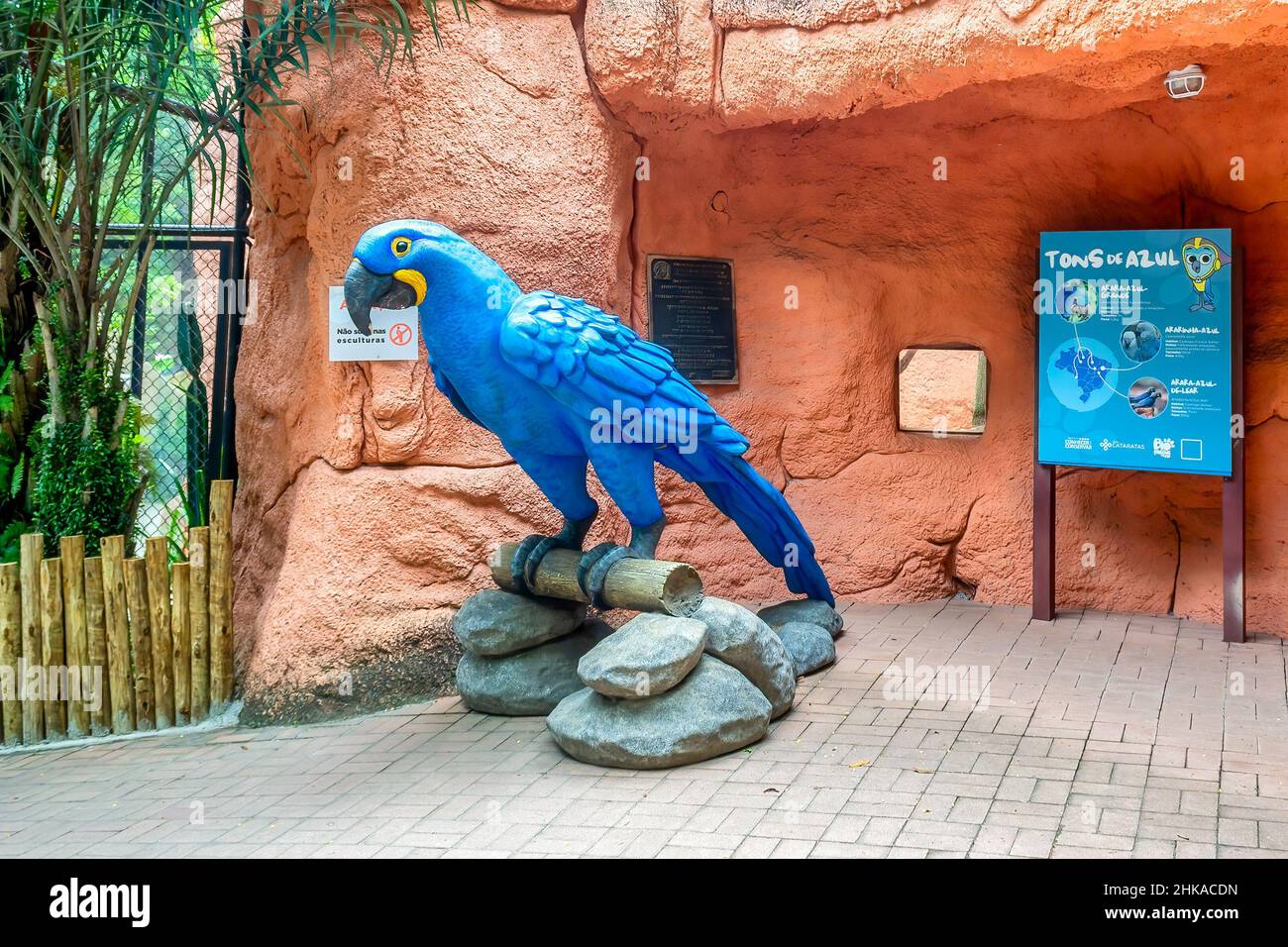 Skulptur eines Spix-Aras (Cyanopsitta spixii), auch bekannt als kleiner blauer Ara im Zoologischen Garten von Quinta da Boa Vista. Der berühmte Publ Stockfoto