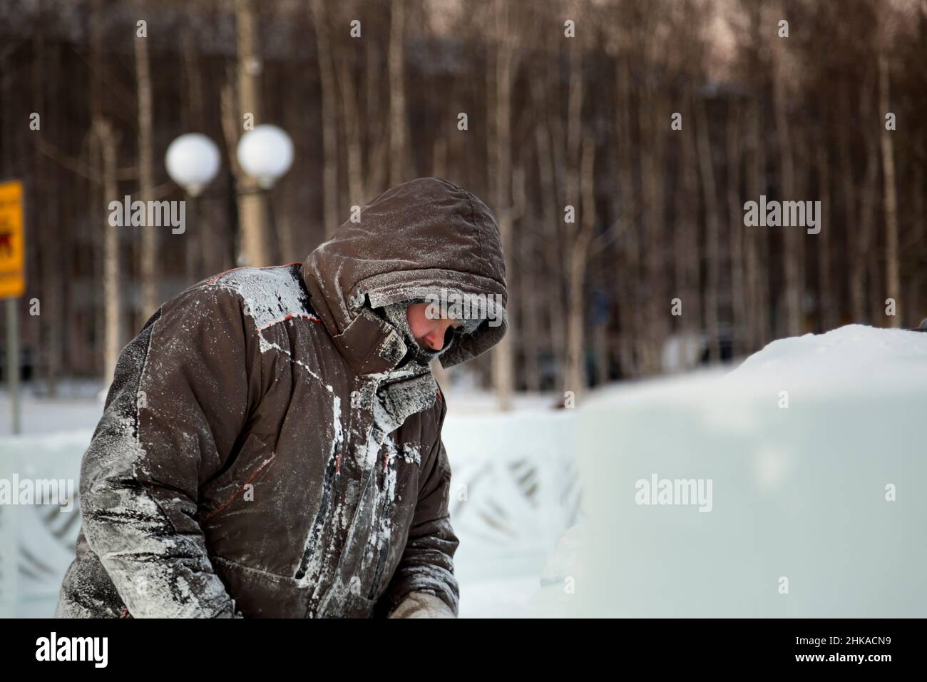 Nahaufnahme eines Arbeiters auf dem Territorium der Eisstadt Stockfoto