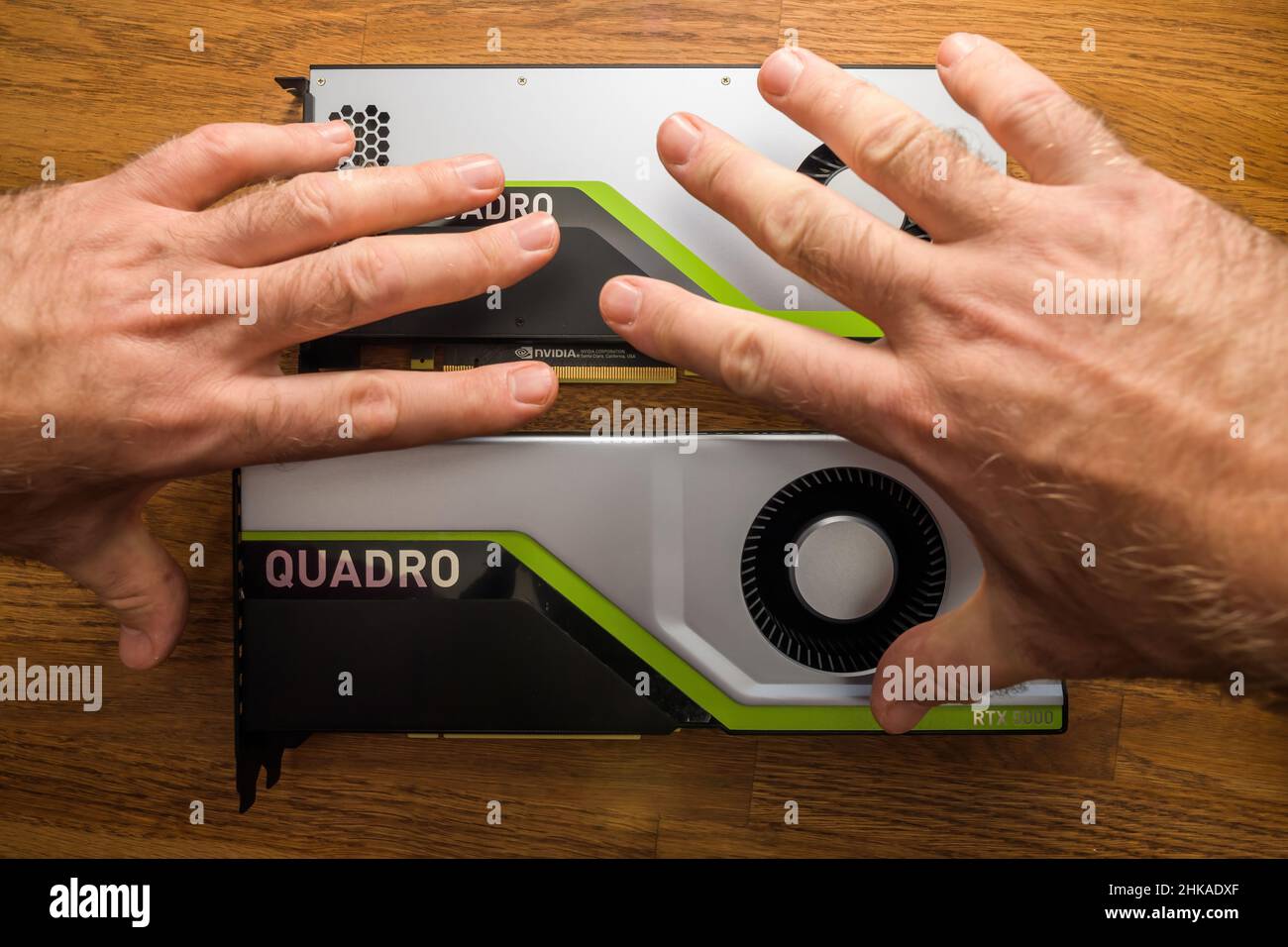 Paris, Frankreich - 28. März 2019: Leitender und junger Ingenieur hält pov mit Blick auf zwei neue GPU-Grafikkarten Nvidia Quadro RTX 4000 RTX 5000, die auf der Turing-Mikroarchitektur basieren, und verfügt über Echtzeit-Raytracing Stockfoto