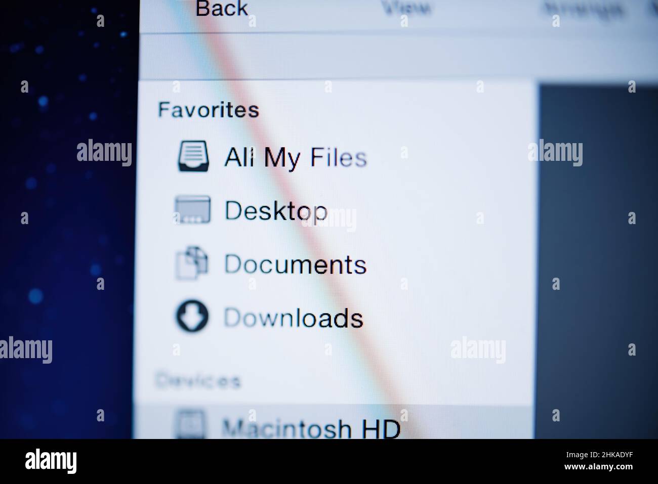 London, Großbritannien - 25. Dez 2018: Nahaufnahme der macOS-Sucher-Icons mit Tilt-Shift-Objektiv - Favoriten, Desktop, Dokumente und Downloads auf dem Apple Computers MacBook Pro Laptop Stockfoto