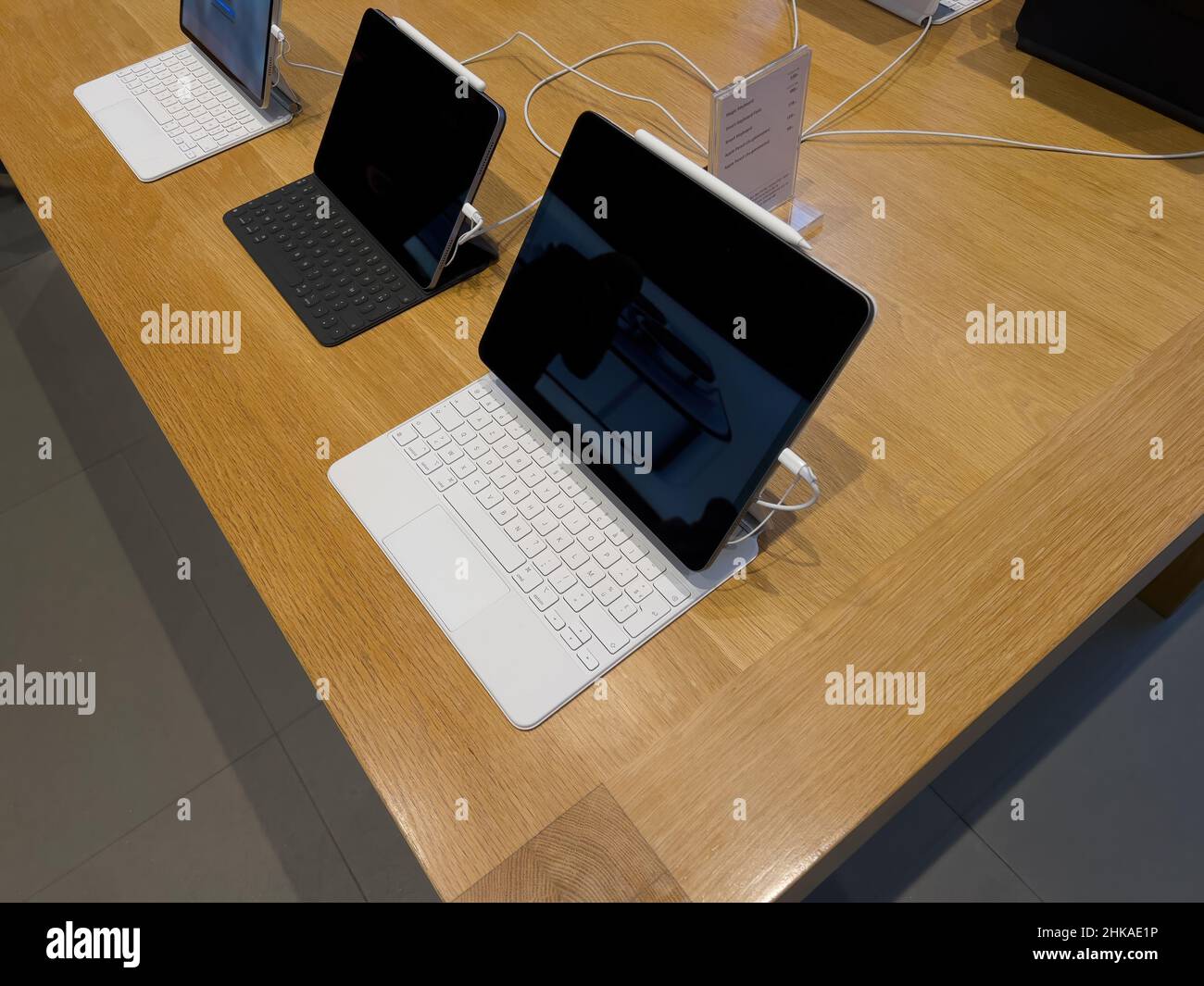 Straßburg, Frankreich - 3. Nov 2021: Neue iPad pro und iPad Pro mini auf dem Tisch im Apple Computers Store Stockfoto