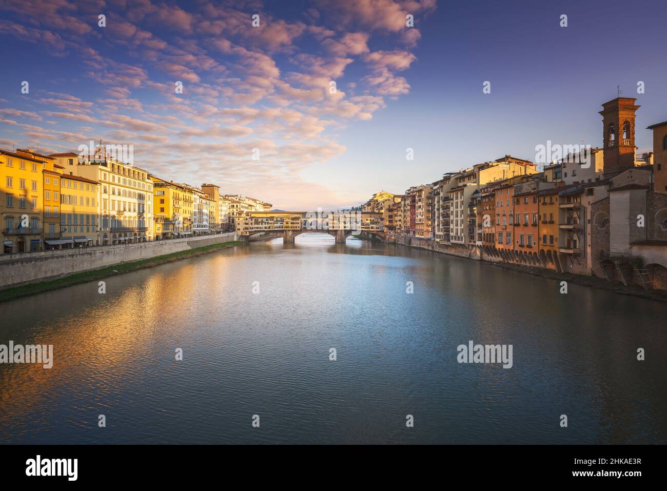 Ponte Vecchio Brücke und Arno Fluss in Florenz bei Sonnenuntergang. Blaue Stunde. Toskana, Italien, Europa. Stockfoto