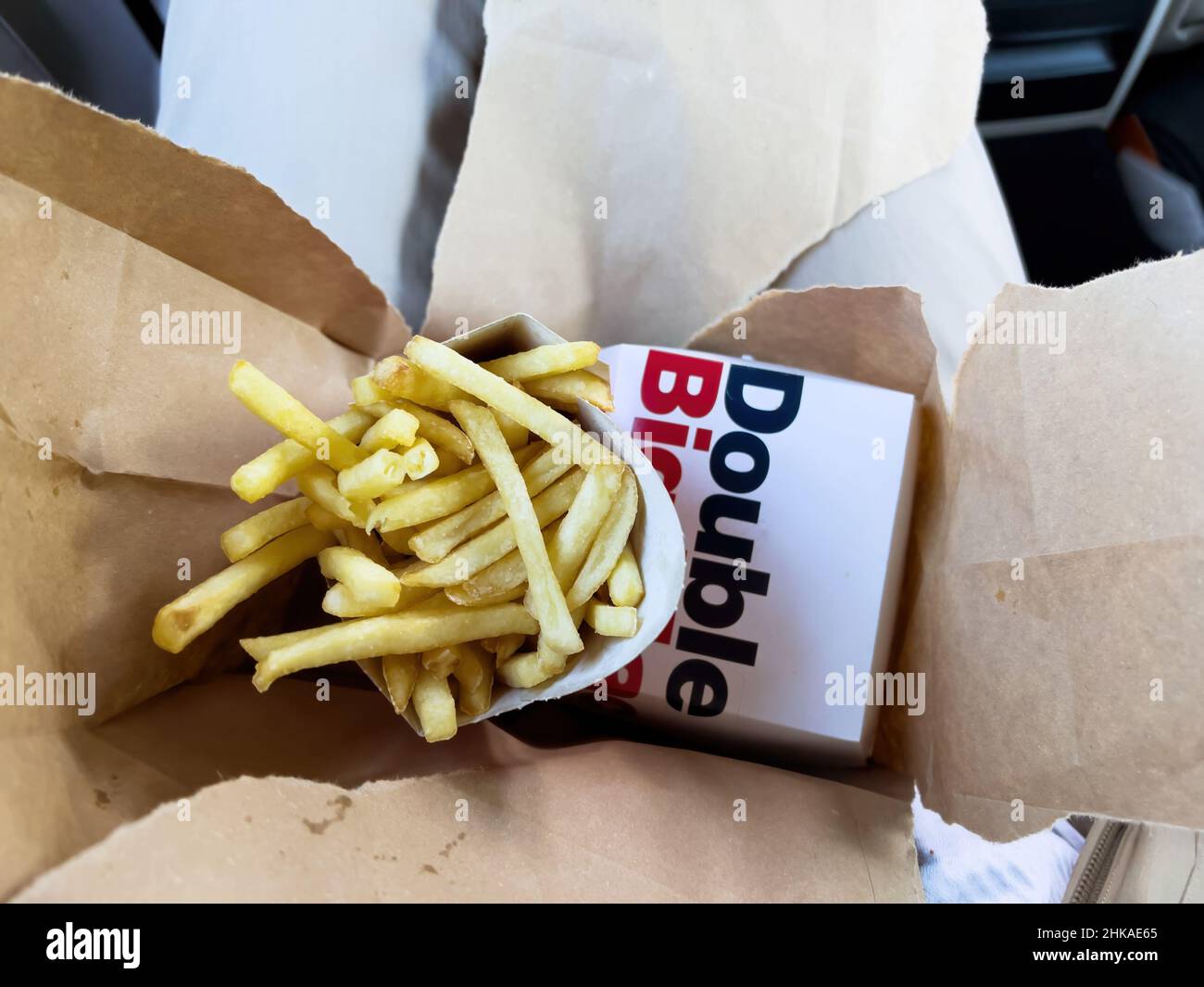 Basel, Schweiz - 20. Dez 2021: Vertikales Bild von pommes Frites und köstlichem Double BigMac, das im McDonald's-Restaurant in Basel gekauft wurde Stockfoto