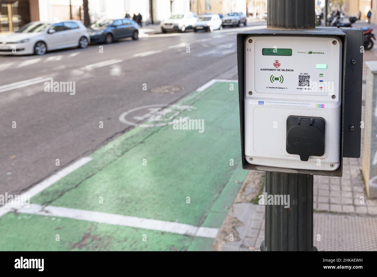 VALENCIA, SPANIEN - 02. FEBRUAR 2022: Ladestation für Elektroautos, betrieben von Iberdrola in Zusammenarbeit mit dem Rathaus von Valencia Stockfoto