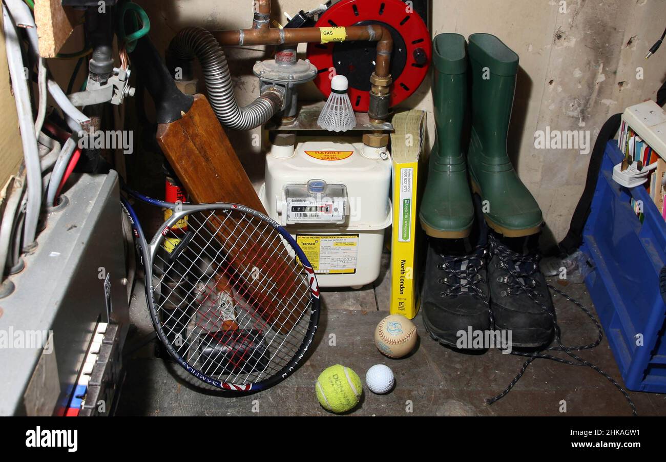 Bild zeigt: Gaszähler im Schrank unter der Treppe, wenn die Obergrenze für Strom und Gas für Dual Fuel steigt 3.2.22 Bild von Gavin Rodgers/ Pixel8000 Stockfoto