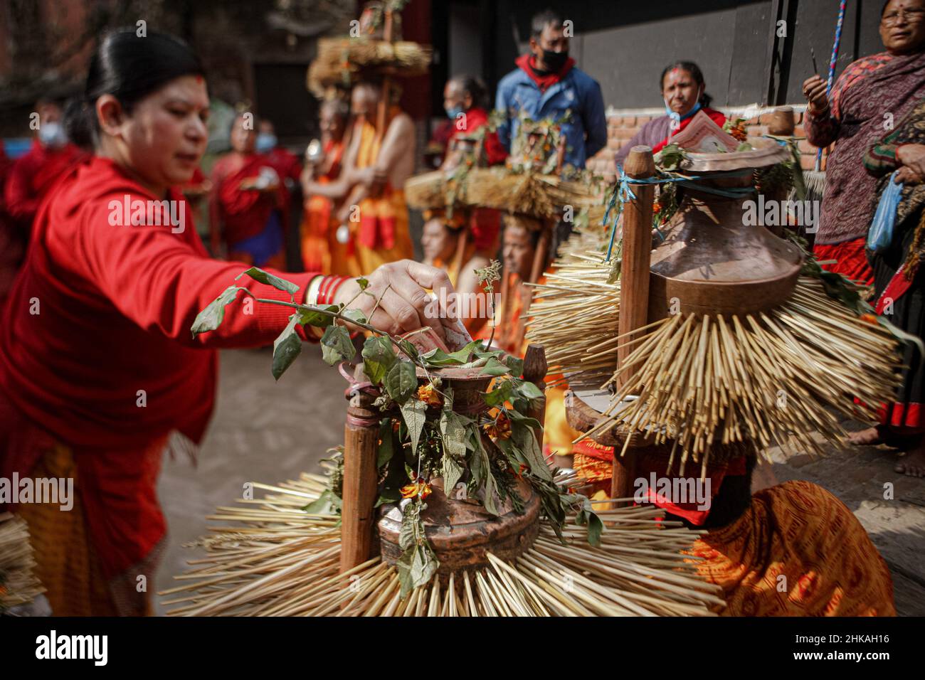 Bhaktapur, Bagmati, Nepal. 3rd. Februar 2022. Nepalesische Anhänger wandern während des Swasthani Brata Katha Festivals oder des Madhav Narayan Festivals in Bhktapur durch die Stadt und tragen wassergetränktes Heu als Teil der Rituale. Nepalesische Anhänger imitieren sich als Hindu-Gott Madhav Narayan geht durch die Stadt. Das einmonatige Fest, das den Hindu-Gottheiten Madhav Narayan gewidmet ist. (Bild: © Amit Machamasi/ZUMA Press Wire) Stockfoto