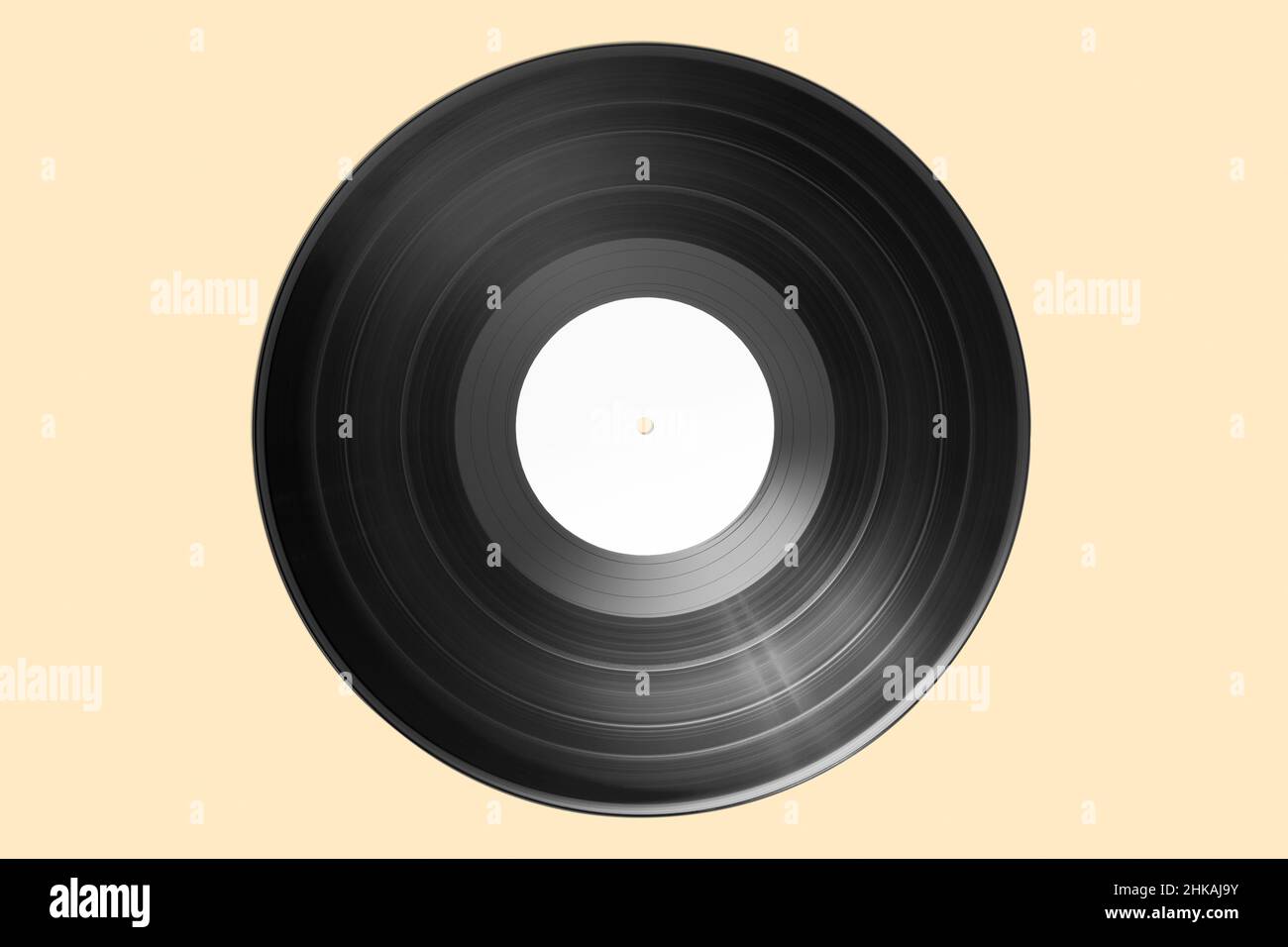 Vinyl-Schallplatte mit isoliertem Banklabel auf beigem Hintergrund. Modell Stockfoto