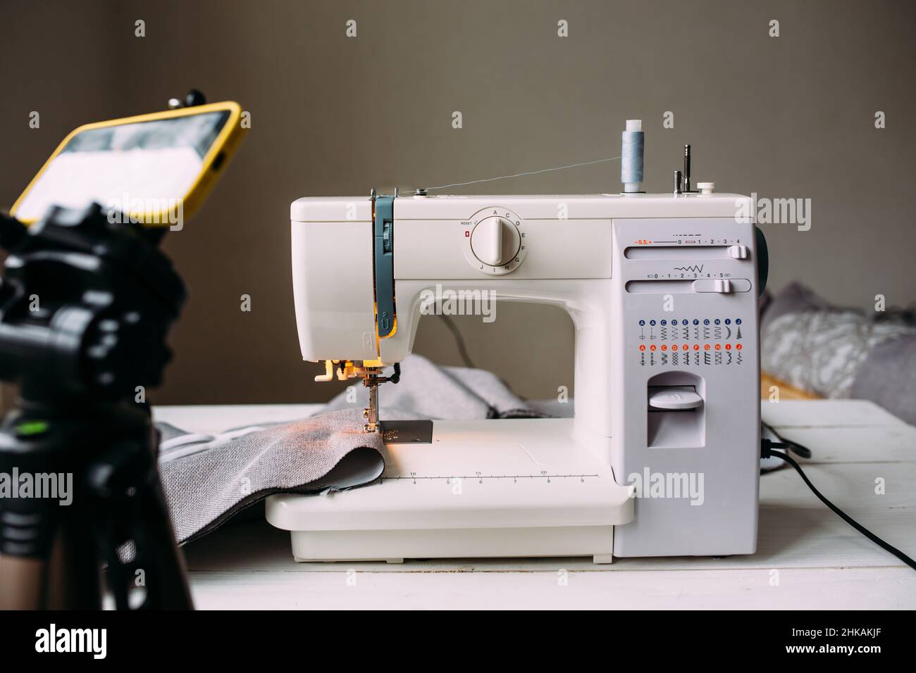 Drehvideo zum Nähprozess, Workshop zum Thema Bekleidungsdesign auf dem Smartphone Stockfoto