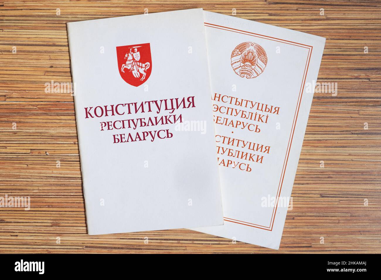 Die Verfassung der Republik Belarus von 1994 und 1996. Ansicht der Deckblätter von Editionen mit verschiedenen Wappen. Stockfoto