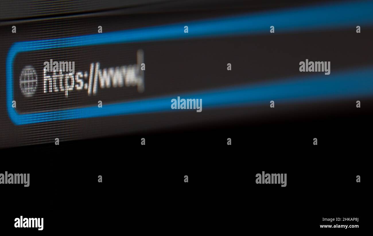Browser-Nahaufnahme mit https. Schwarzer Hintergrund. LCD-Bildschirm Stockfoto