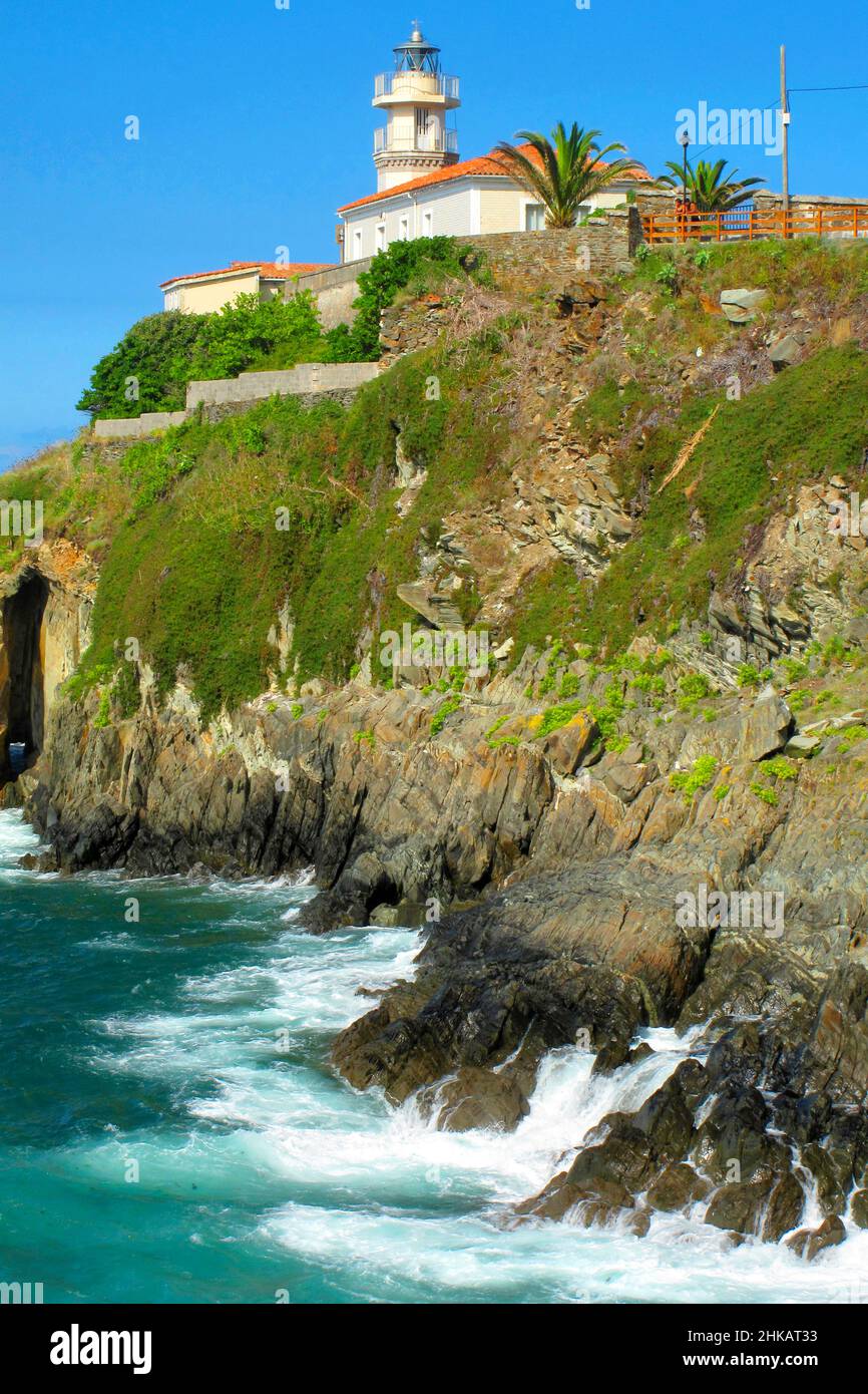 Cudillero's Ligthhouse, Cliffs and Huge Rocks, Cudillero, Asturien, Spanien, Europa Stockfoto