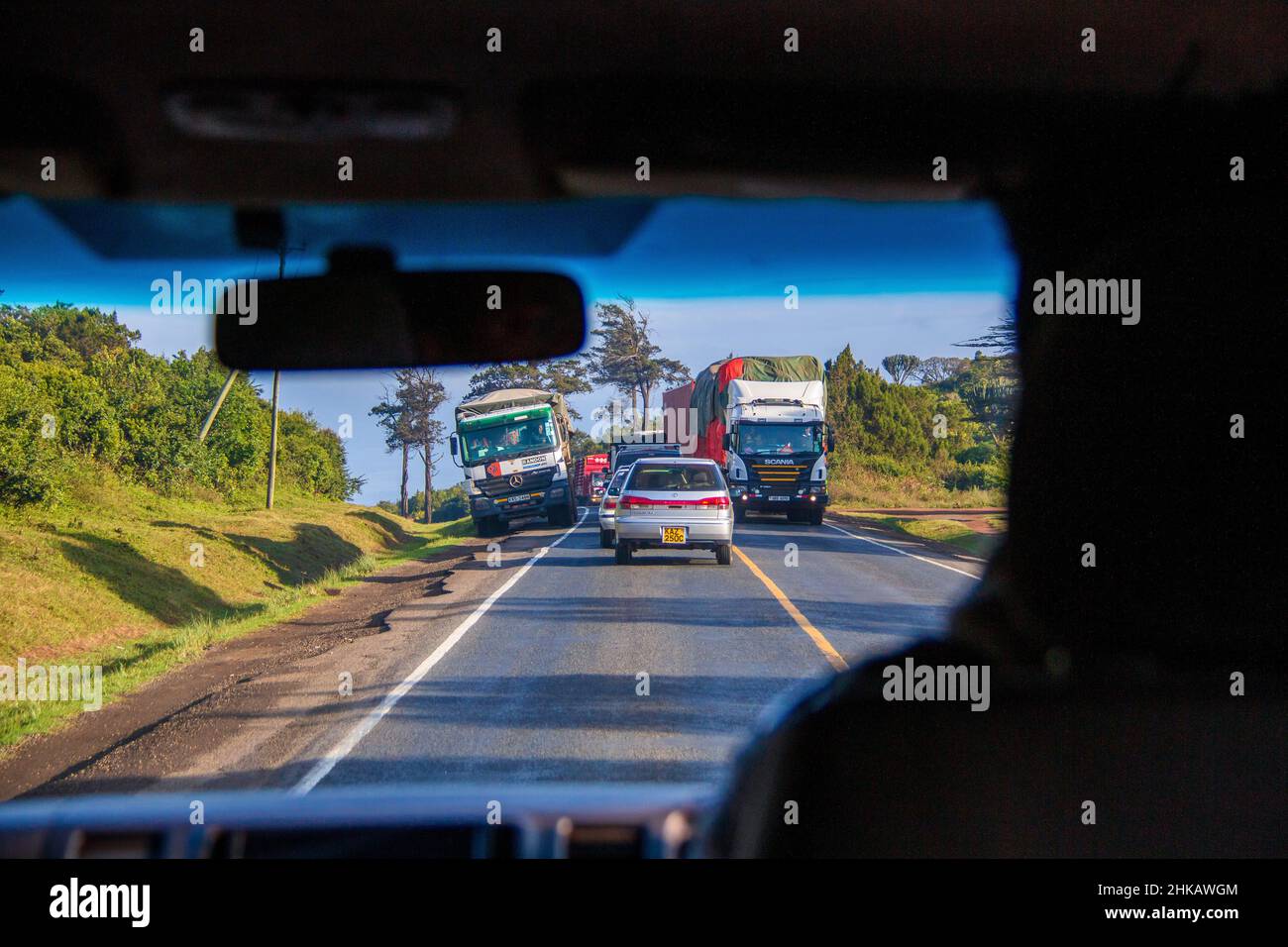 Fahreraussicht auf die chaotische Verkehrssituation auf der kenianischen Autobahn durch das Great Rift Valley westlich von Nairobi, Kenia Stockfoto