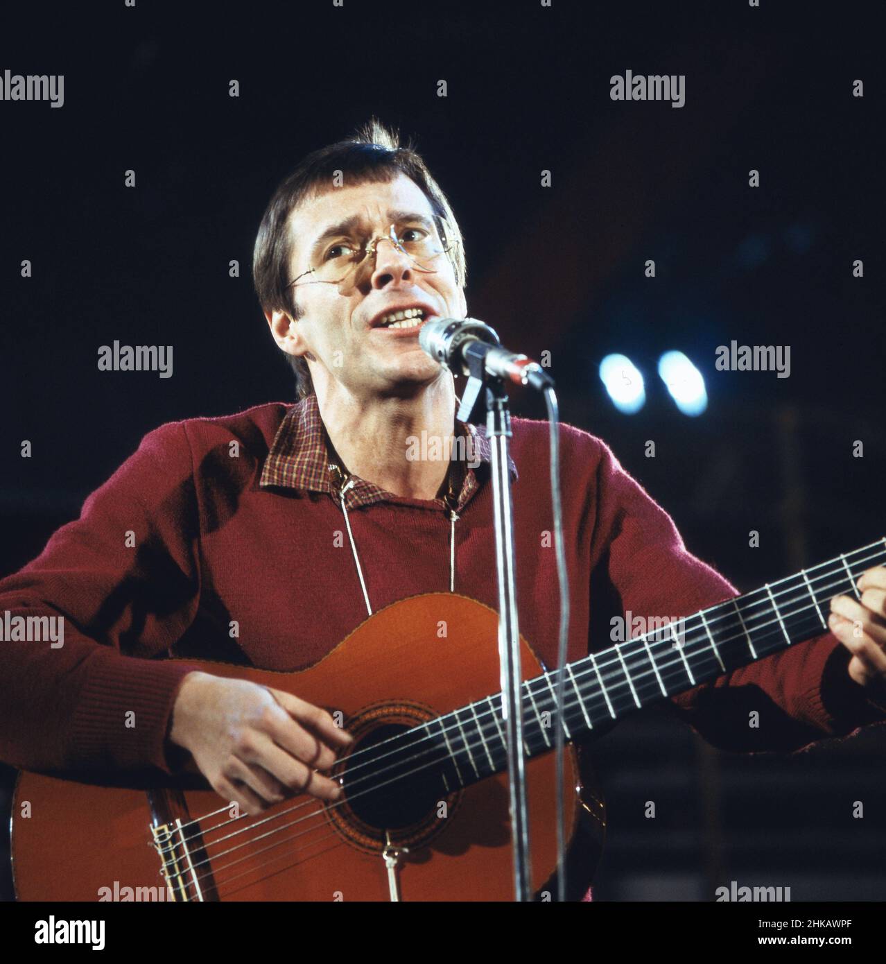 Reinhard Mey, deutscher Liedermacher, präsentiert seinen Song 'Keine ruhige Minute' in der ZDF Hitparade am 17. März 1980 in Berlin, Deutschland 1980. Stockfoto