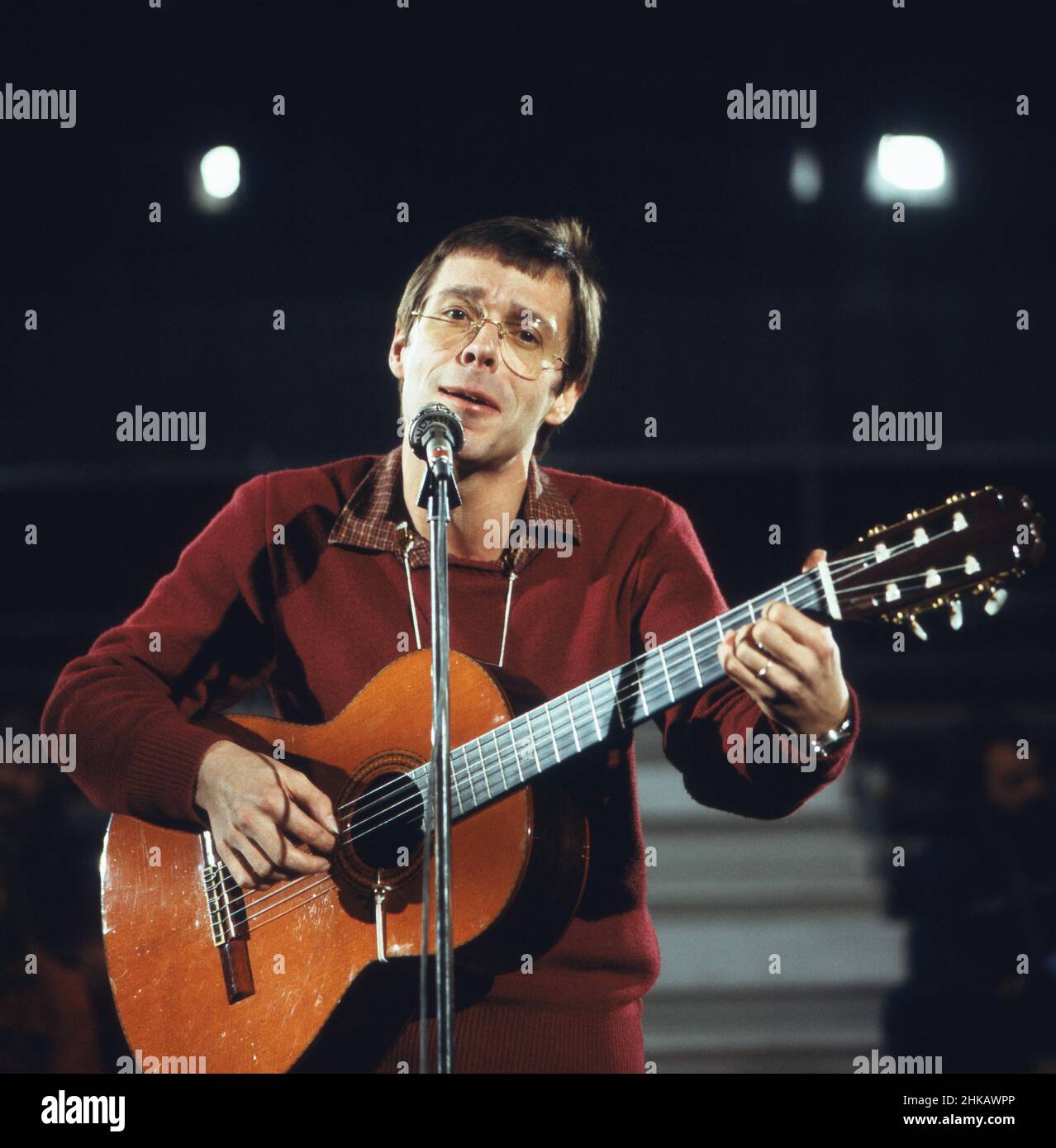 Reinhard Mey, deutscher Liedermacher, präsentiert seinen Song 'Keine ruhige Minute' in der ZDF Hitparade am 17. März 1980 in Berlin, Deutschland 1980. Stockfoto