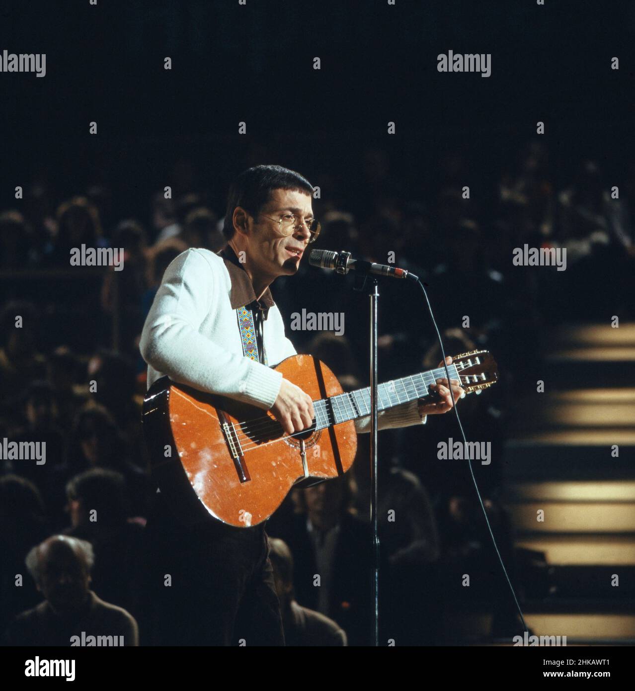 Reinhard Mey, deutscher Liedermacher, präsentiert seinen Song 'Keine ruhige Minute' in der ZDF Hitparade am 17. März 1980 in Berlin, Deutschland 1980. Stockfoto