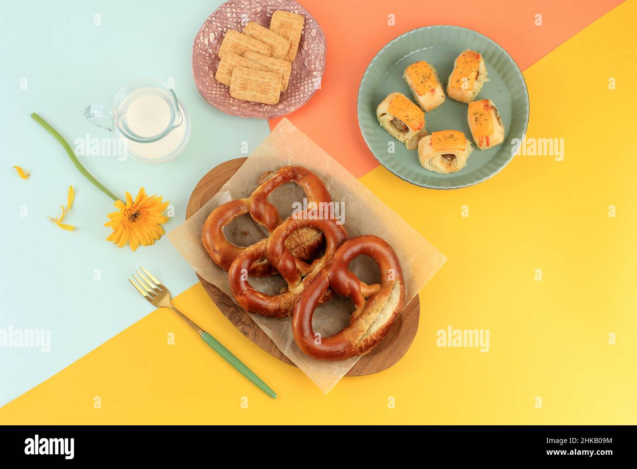 Frisch gebackene hausgemachte Soft Pretzel (Bayrische Brezel) mit Salz mit Plätzchen und Käsewurstgebäck Stockfoto