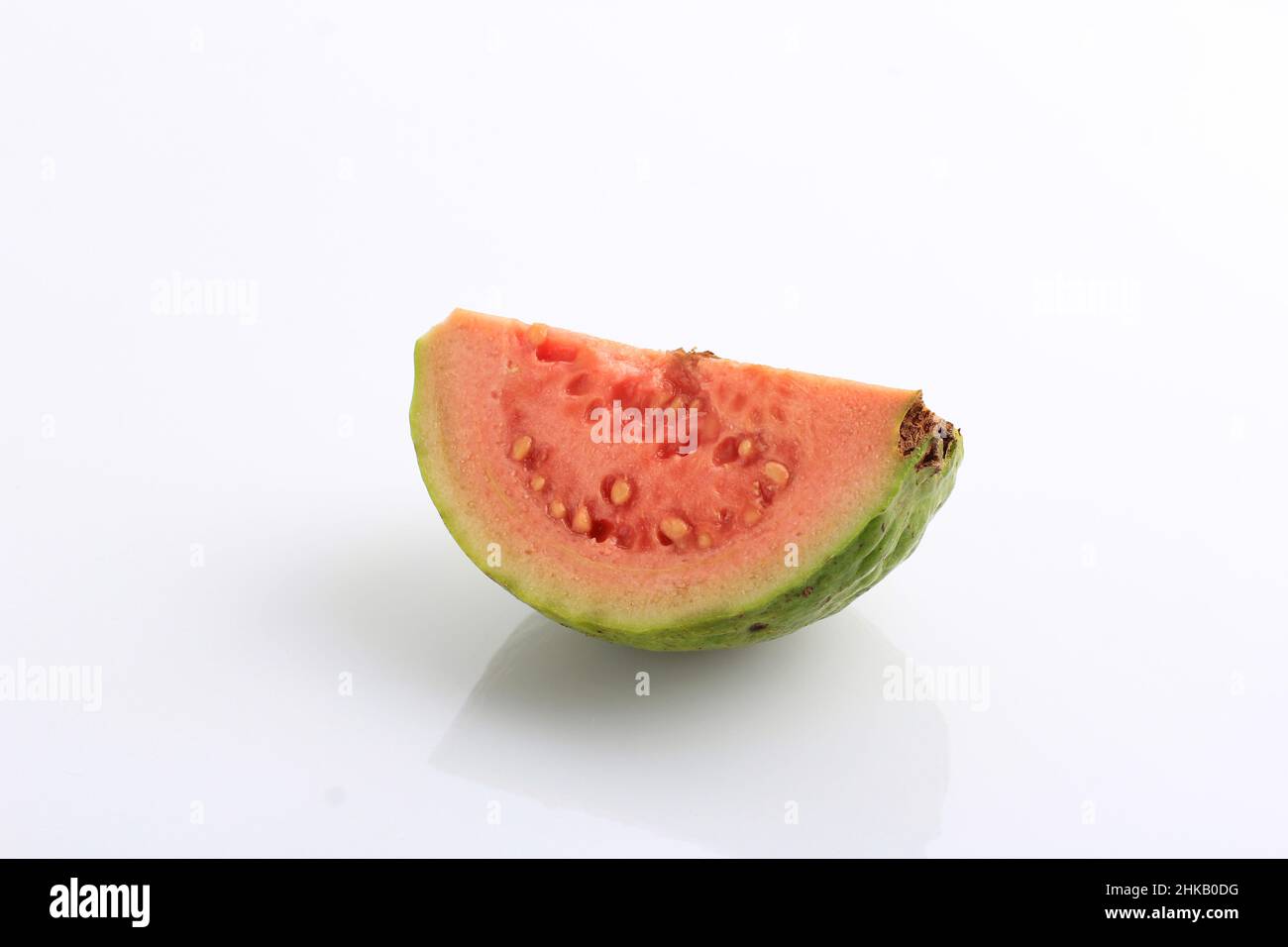 Rote Guava-Scheibe auf weißem Hintergrund, isoliert Stockfoto