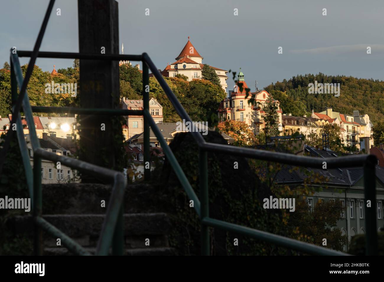 Karlovy Vary (Karlsbad) in Tschechien: Blick auf den Central Hill mit majestätischen Gebäuden Stockfoto