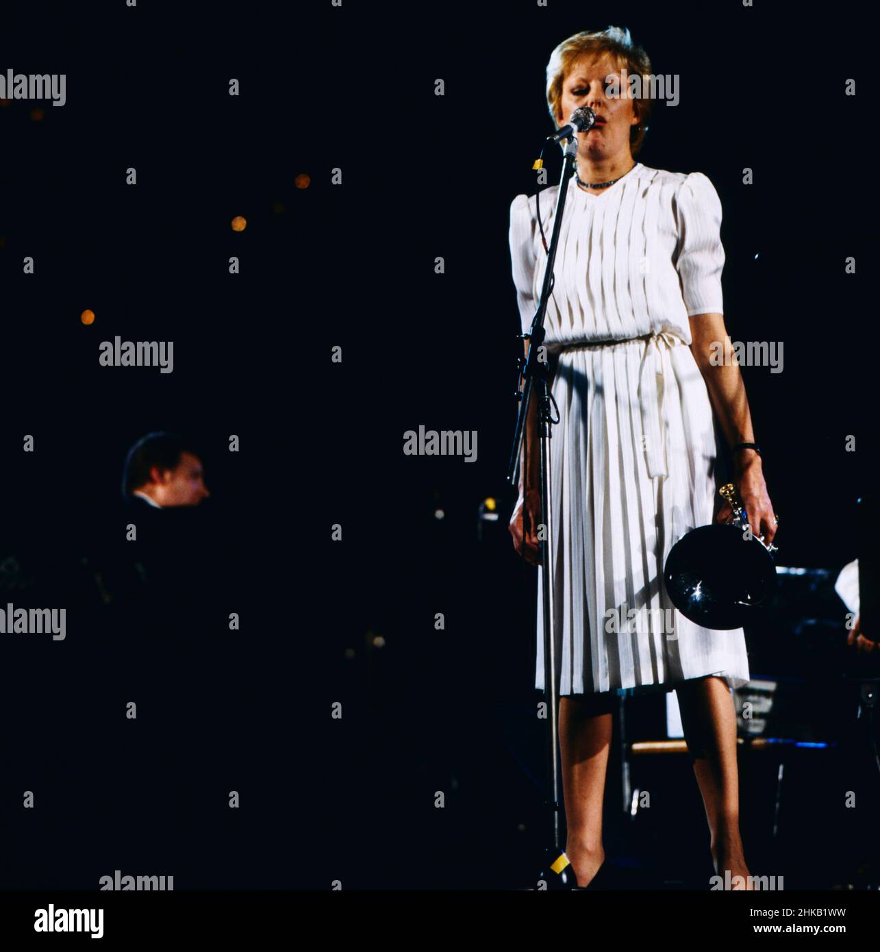 Jazz Fest Berlin, Philharmonie, 1980, Mike Westbrook Brass Band plus friends, im Bild: Kate Westbrook, britische Jazzmusikerin, Gesang und Tenorhorn, bei einem Auftritt mit dem britischen Jazzpianisten Mike Westbrook, 1980. Jazz Fest Berlin, Philharmonie, 1980, Mike Westbrook Brass Band plus Freunde, auf dem Foto: Kate Westbrook, britische Jazzmusikerin, Sängerin und Tenorhornistin, Auftritt mit dem britischen Jazzpianisten Mike Westbrook. Stockfoto