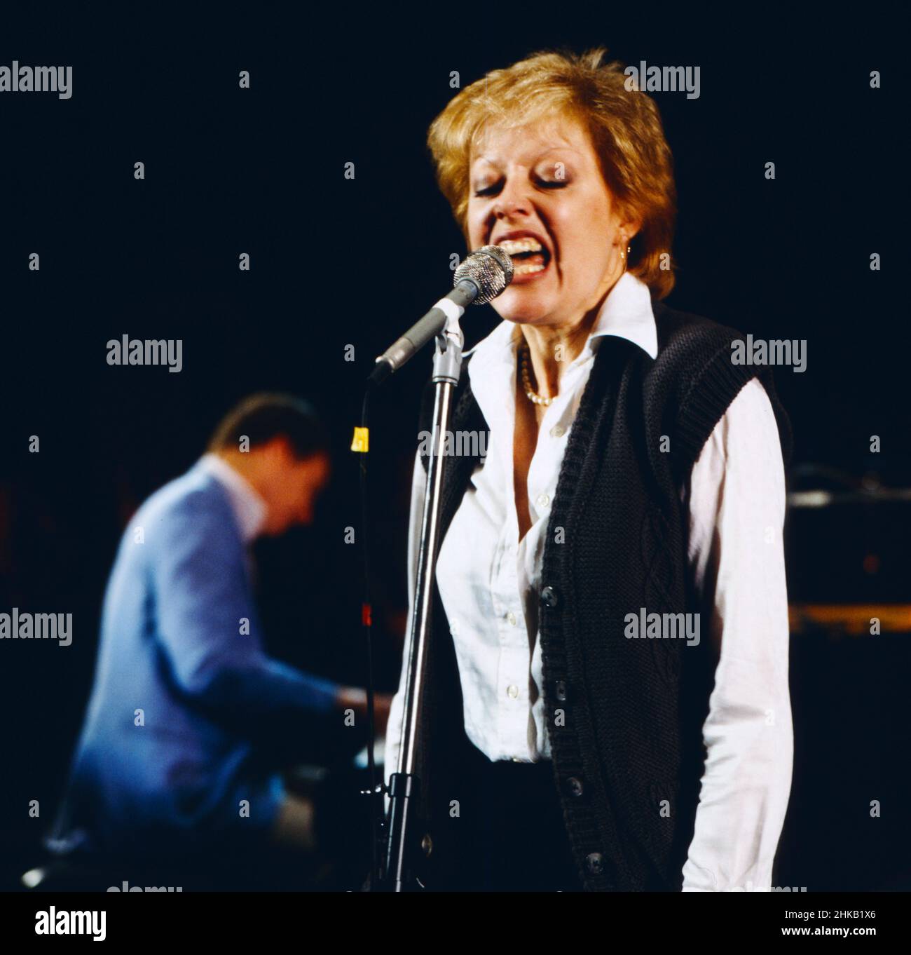 Kate Westbrook, britische Jazzmusikerin, Gesang und Tenorhornistin, bei einem Auftritt 1980. Kate Westbrook, britische Jazzmusikerin, Sängerin und Tenorhornistin, Performance 1980. Stockfoto