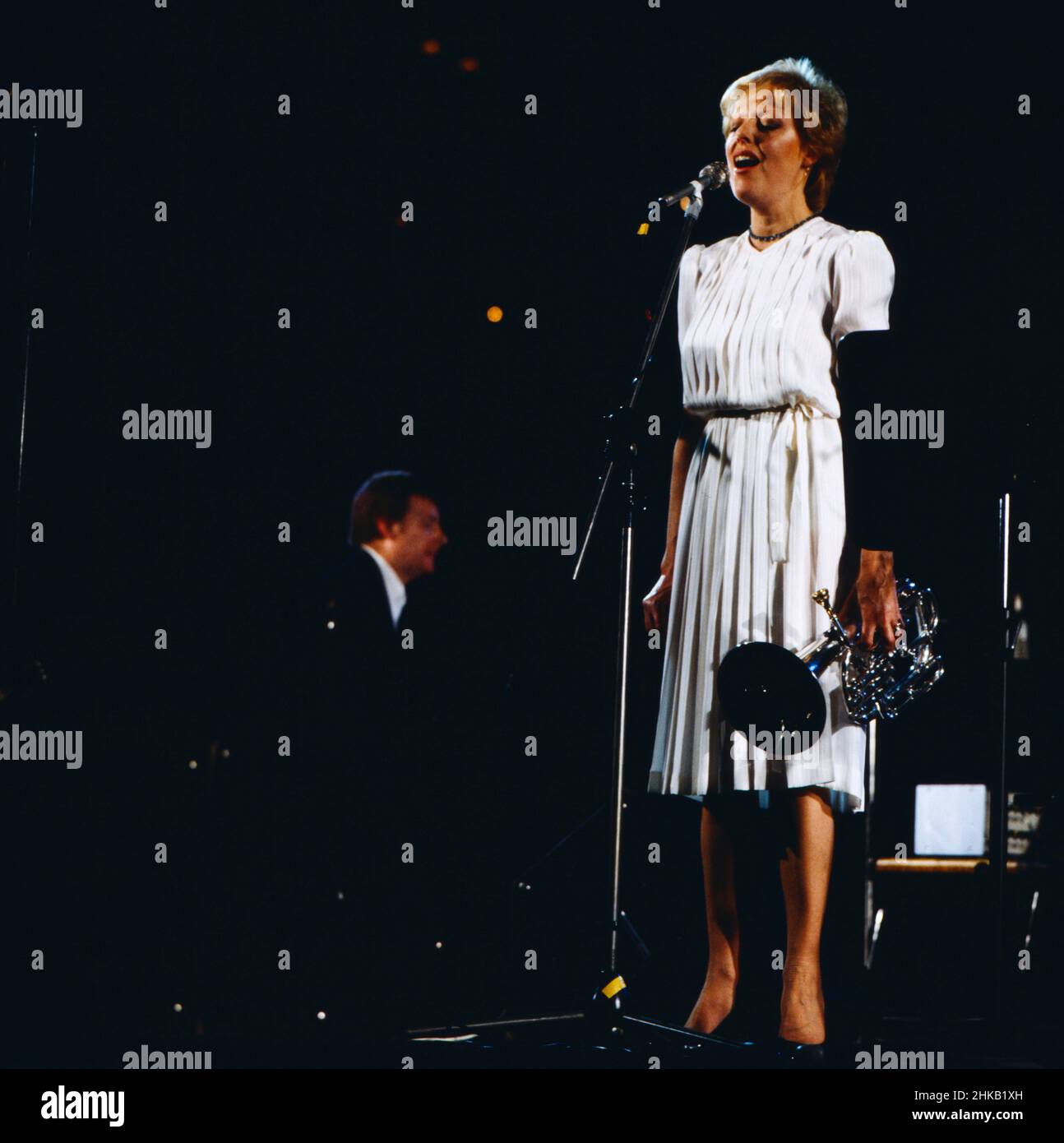 Jazz Fest Berlin, Philharmonie, 1980, Mike Westbrook Brass Band plus friends, im Bild: Kate Westbrook, britische Jazzmusikerin, Gesang und Tenorhorn, bei einem Auftritt mit dem britischen Jazzpianisten Mike Westbrook, 1980. Jazz Fest Berlin, Philharmonie, 1980, Mike Westbrook Brass Band plus Freunde, auf dem Foto: Kate Westbrook, britische Jazzmusikerin, Sängerin und Tenorhornistin, Auftritt mit dem britischen Jazzpianisten Mike Westbrook. Stockfoto