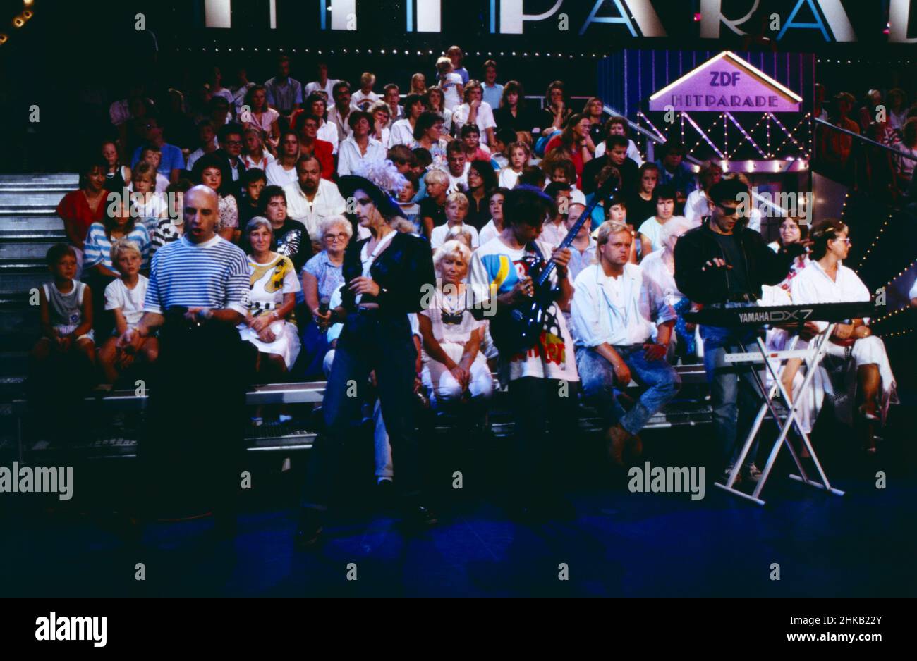 Die anderen, Pop Band aus Berlin, mit Alf Klimek, Jayney Klimek, beide Gesang, Johnny Klimek, Bass, Uwe Hoffmann, Schlagzeug, Stephan Gottwald, Keyboard, Andreas Schwarz-Rusczynski, Gitarre, hier in der ZDF Hitparade, 1988. Die anderen, die Berliner Popband, mit Alf Klimek, Jayney Klimek, beide gesanglich, Johnny Klimek, Bass, ZWE Hoffmann, Schlagzeug, Stephan Gottwald, Keyboard, Andreas Schwarz-Rusczynski, Gitarre, hier in der TV-Chart-Show: Hitparade, 1988. Stockfoto