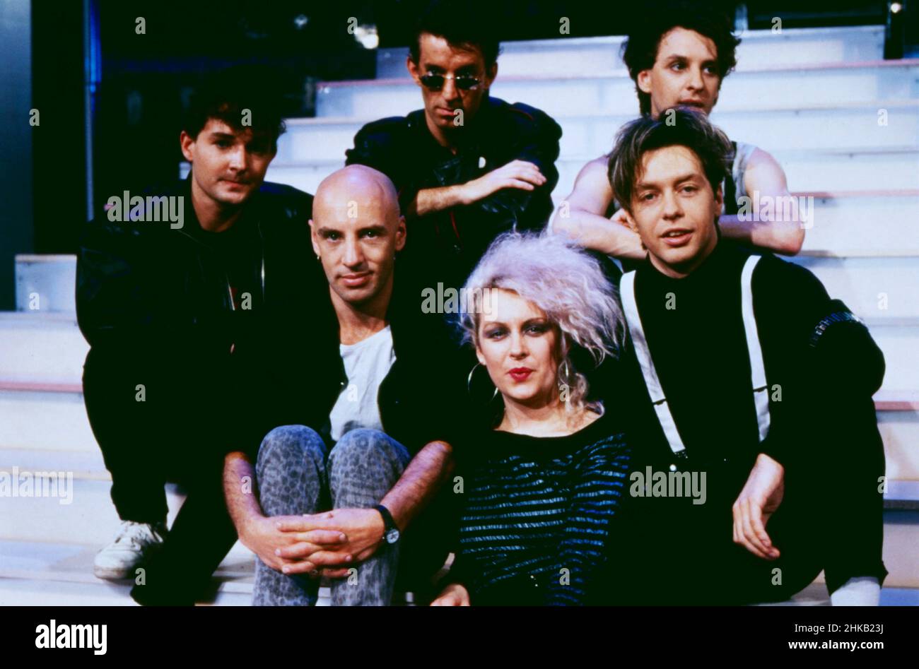 Die anderen, Pop Band aus Berlin, mit Alf Klimek, Jayney Klimek, beide Gesang, Johnny Klimek, Bass, Uwe Hoffmann, Schlagzeug, Stephan Gottwald, Keyboard, Andreas Schwarz-Rusczynski, Gitarre, hier in der ZDF Hitparade, 1988. Die anderen, die Berliner Popband, mit Alf Klimek, Jayney Klimek, beide gesanglich, Johnny Klimek, Bass, ZWE Hoffmann, Schlagzeug, Stephan Gottwald, Keyboard, Andreas Schwarz-Rusczynski, Gitarre, hier in der TV-Chart-Show: Hitparade, 1988. Stockfoto Die anderen, Pop Band aus Berlin, mit Alf Klimek, Jayney Klimek, beide Gesang, Johnny Klimek, Bass, Uwe Hoffmann, Schlagzeug, Stephan Gottwald, Keyboard, Andreas Schwarz-Rusczynski, Gitarre, hier in der ZDF Hitparade, 1988. Die anderen, die Berliner Popband, mit Alf Klimek, Jayney Klimek, beide gesanglich, Johnny Klimek, Bass, ZWE Hoffmann, Schlagzeug, Stephan Gottwald, Keyboard, Andreas Schwarz-Rusczynski, Gitarre, hier in der TV-Chart-Show: Hitparade, 1988. Stockfoto