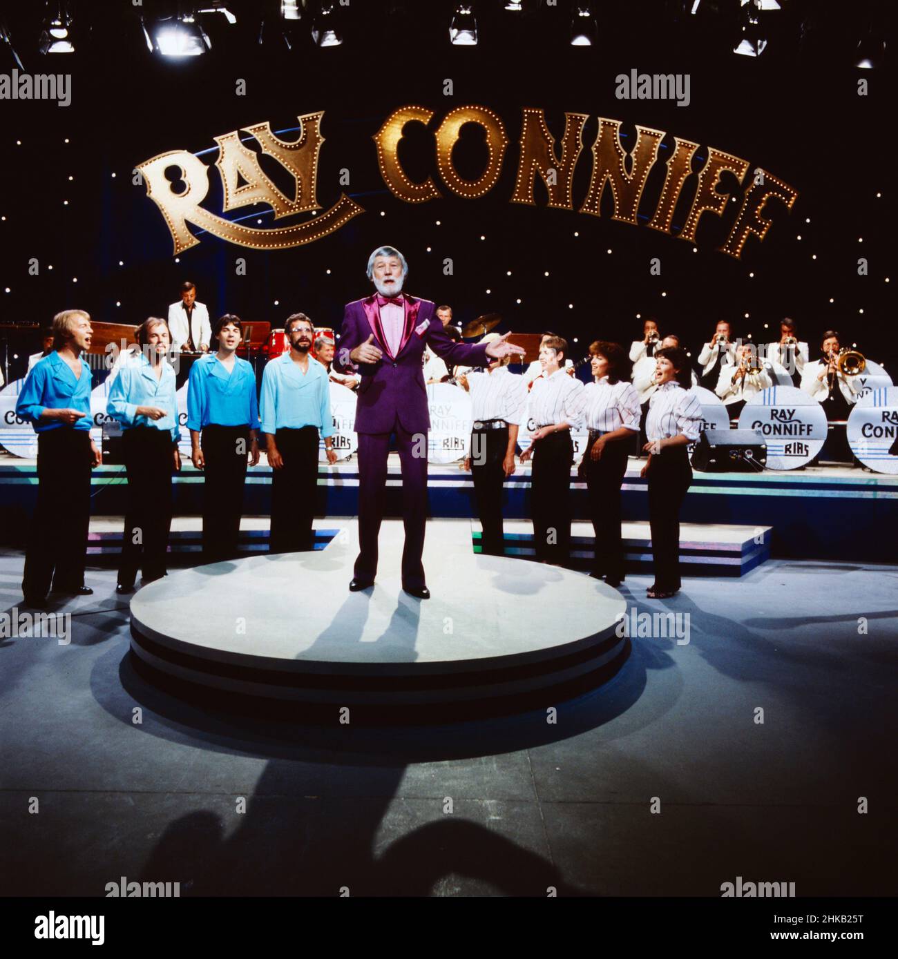 Ray Conniff, amerikanischer Komponist, Arrangeur und Orchesterleiter, hier in der ZDF Sendung: Musik für Millionen, 1987. Ray Conniff, amerikanischer Komponist, Arrangeur und Bandleader, hier im ZDF-Musikprogramm: Musik für Millionen, 1987. Stockfoto